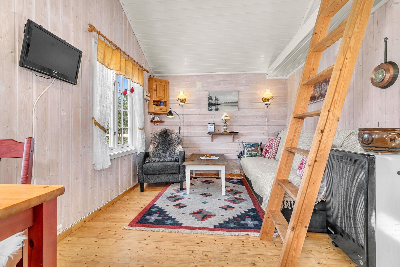 Stue med trapp/stige til hems Galleribilde