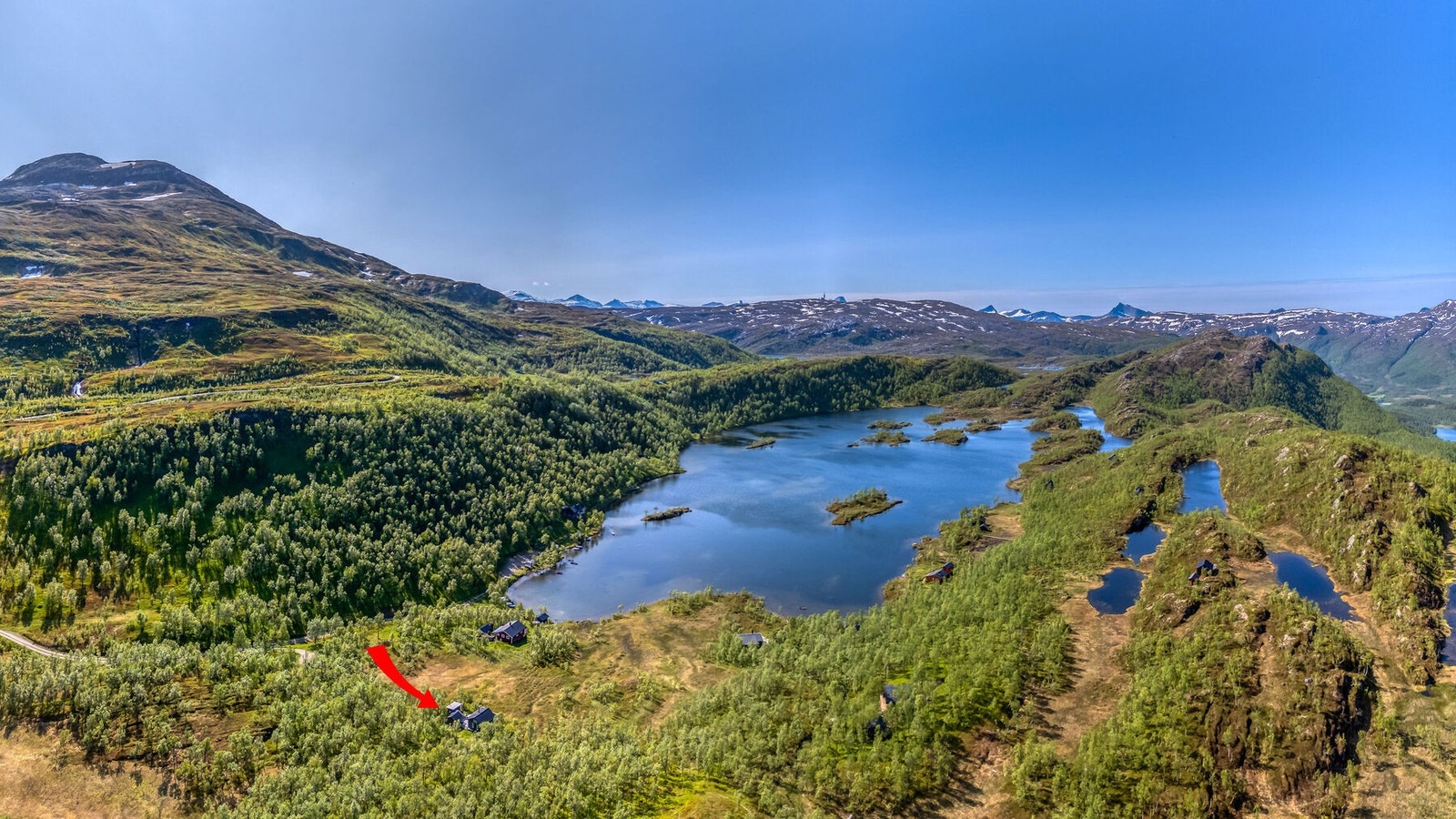 Eiendommen har et flott utgangspunkt for friluftsliv; her kan du fjellvandre, fiske, plukke bær eller bare nyte livet Galleribilde