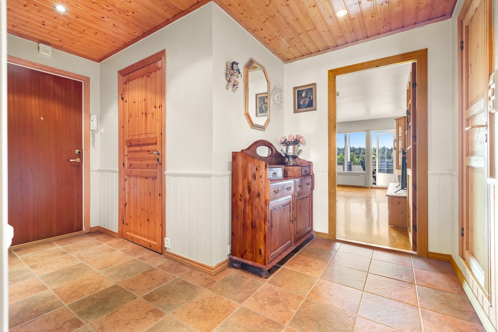 Bod og garderobeskap i entréen. Galleribilde