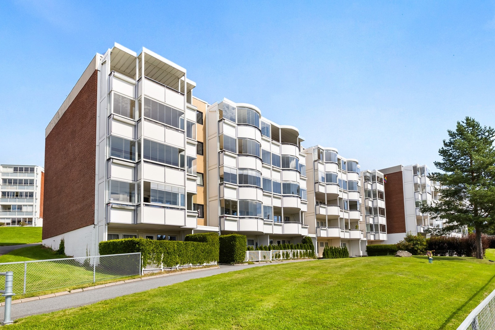 4-roms toppleilighet med stor solrik balkong på 15 kvm, parkeringsplass med mulighet for elbillader og 3 soverom Galleribilde