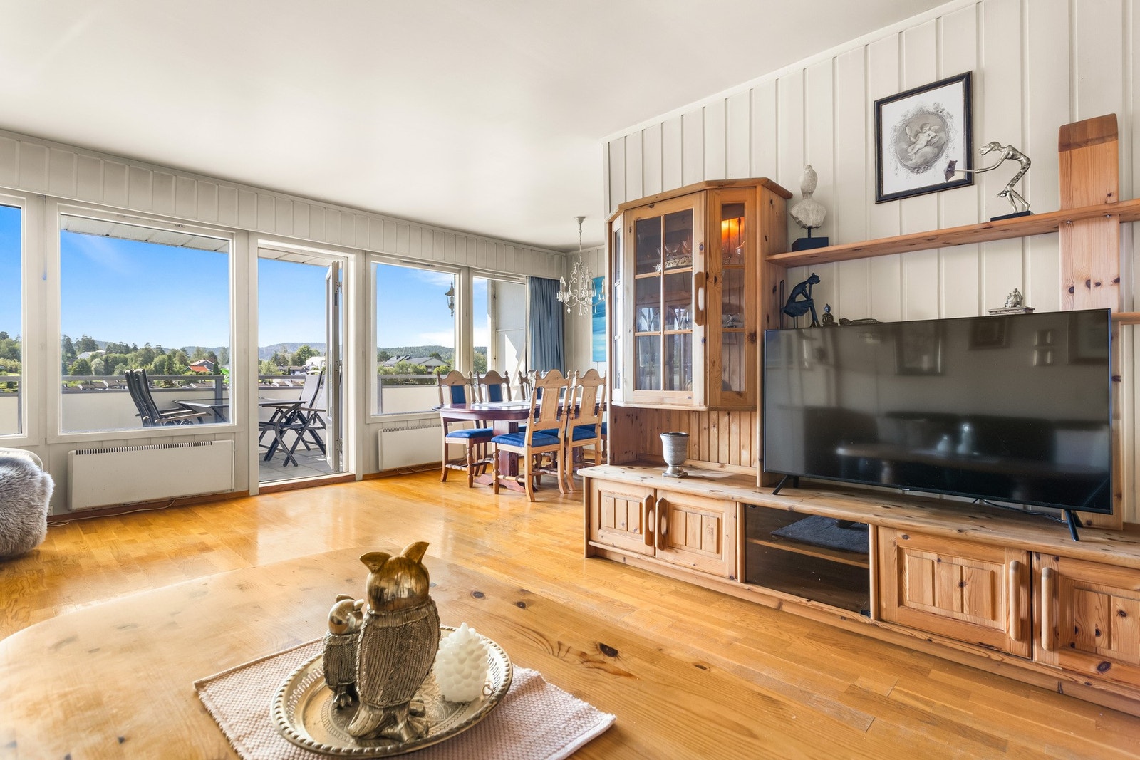 Lys og romslig stue og spisestue Galleribilde