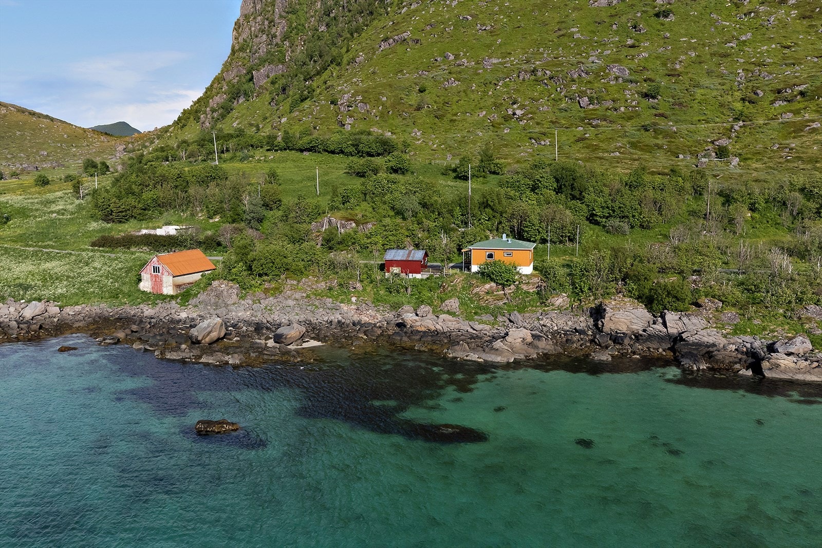 Boligen ligger fint til ved sjøen Galleribilde