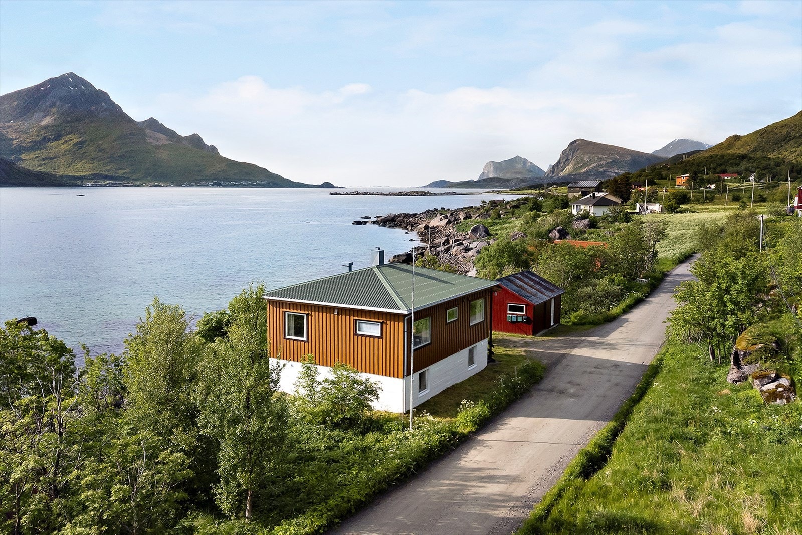 Enebolig med suveren beliggenhet som har en fantastisk utsikt mot sjø og fjell Galleribilde