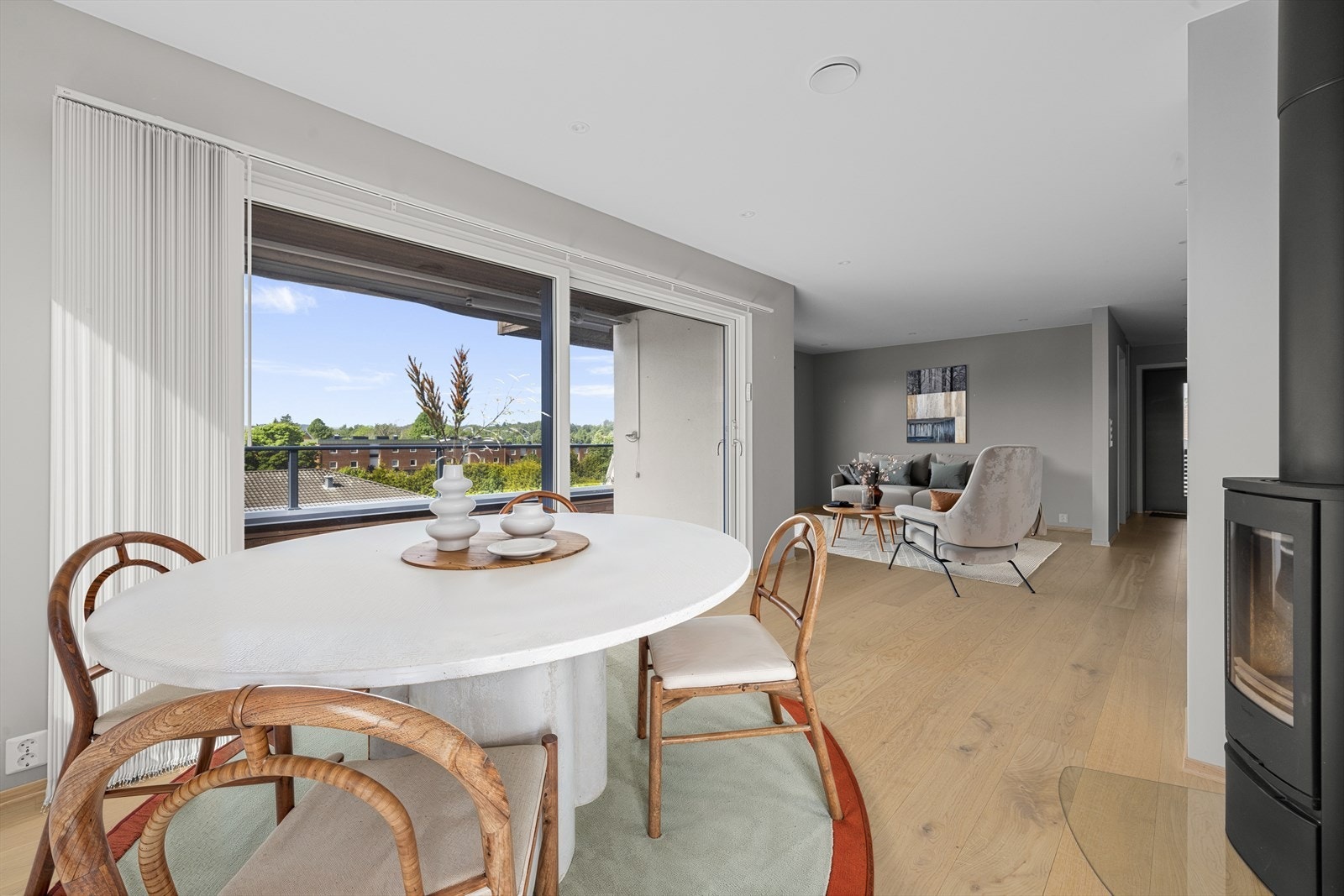 Stor og lys stue / spisestue med utgang til balkong - bildet er digtalt møblert Galleribilde