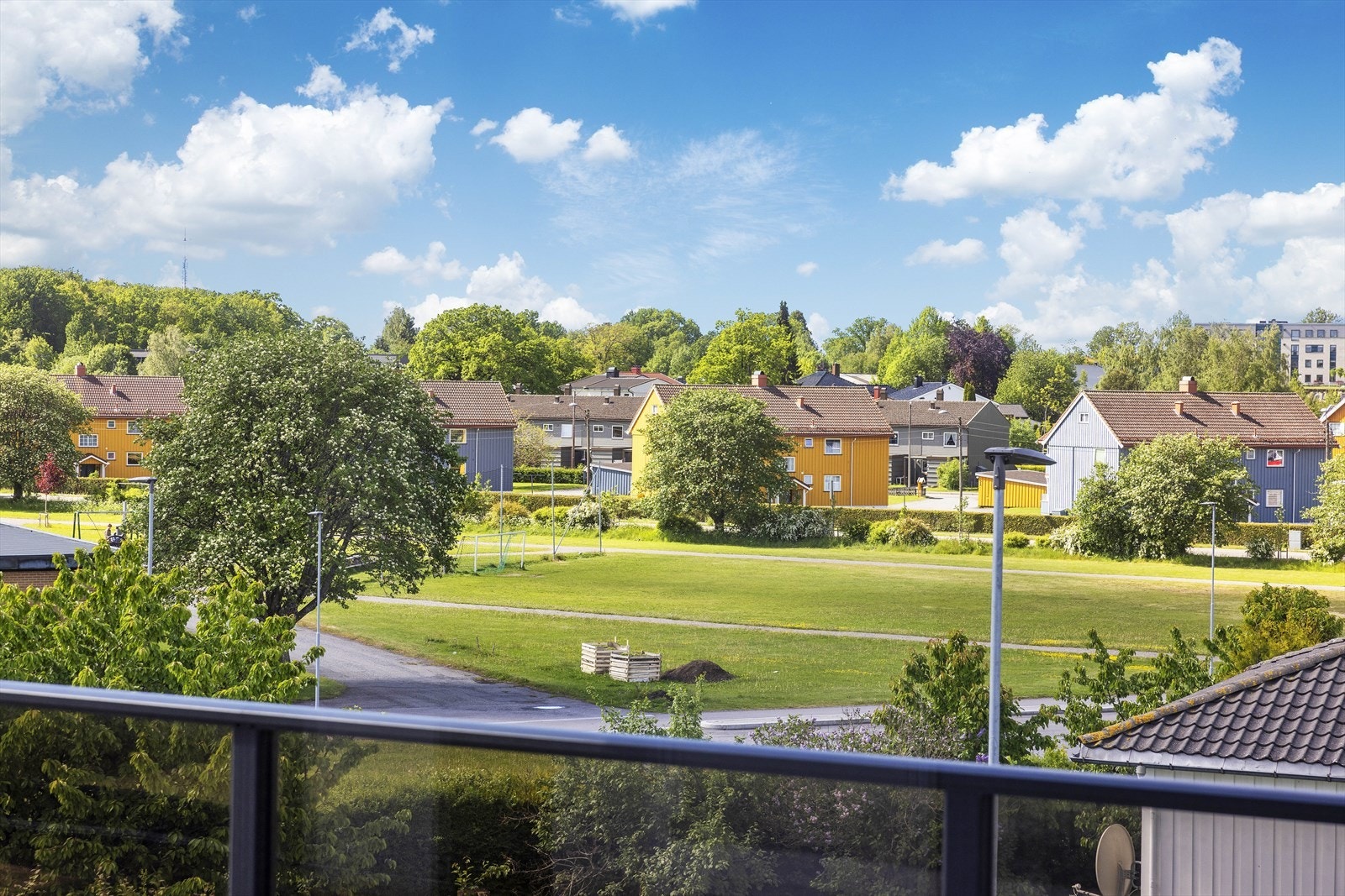 Stor, delvis overbygget balkong med fint utsyn og gode solforhold Galleribilde