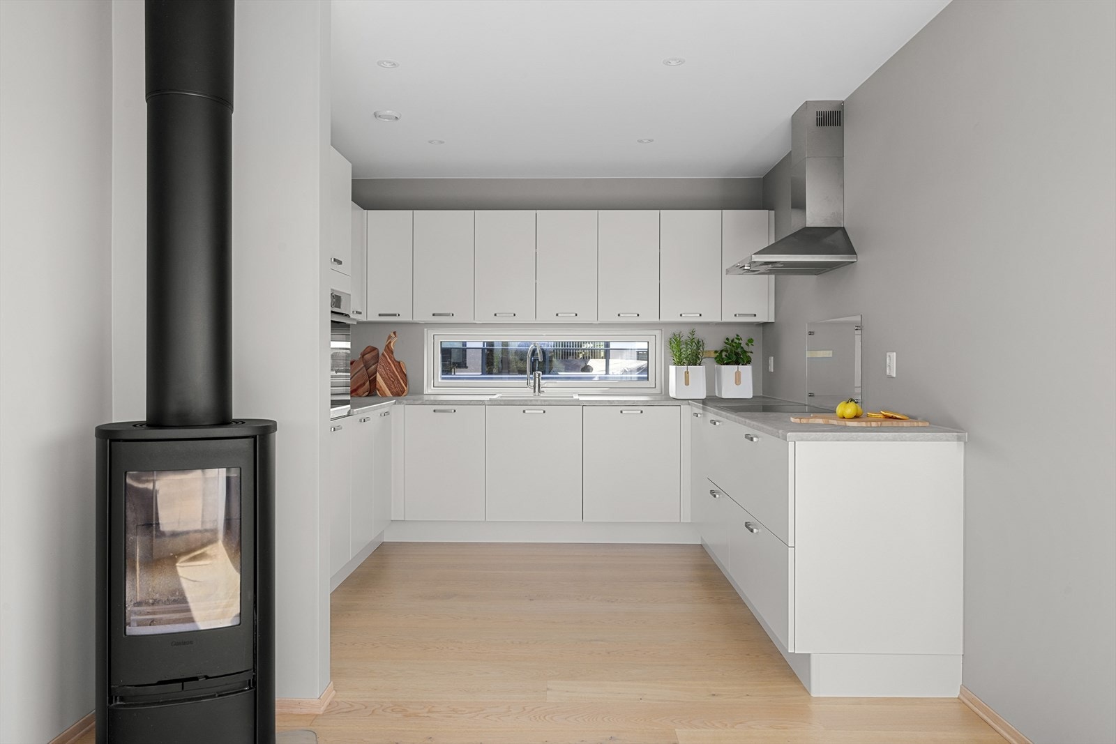 Pent kjøkken med mye skap- og benkeplass - bildet er digitalt møblert Galleribilde