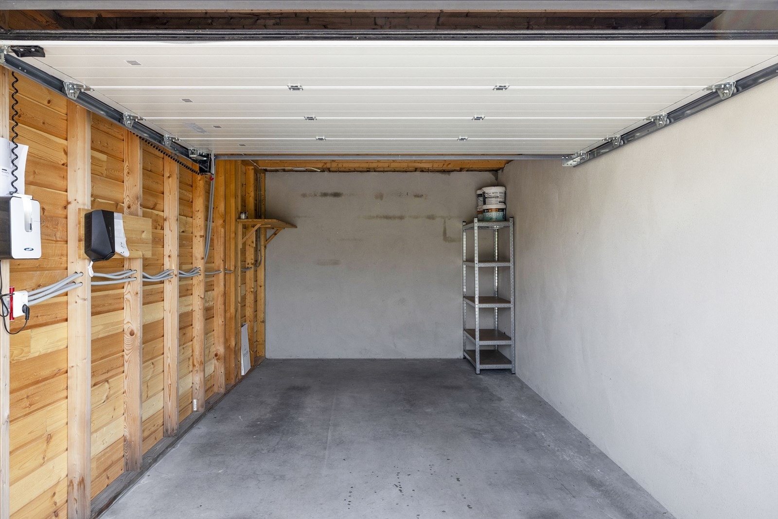 Romslig garasje med lagringsplass og elbil lader Galleribilde