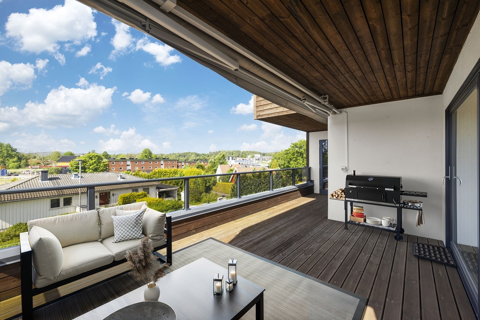 Stor delvis overbygget balkong med gode solforhold og fint utsyn - bildet er digitalt møblert Galleribilde