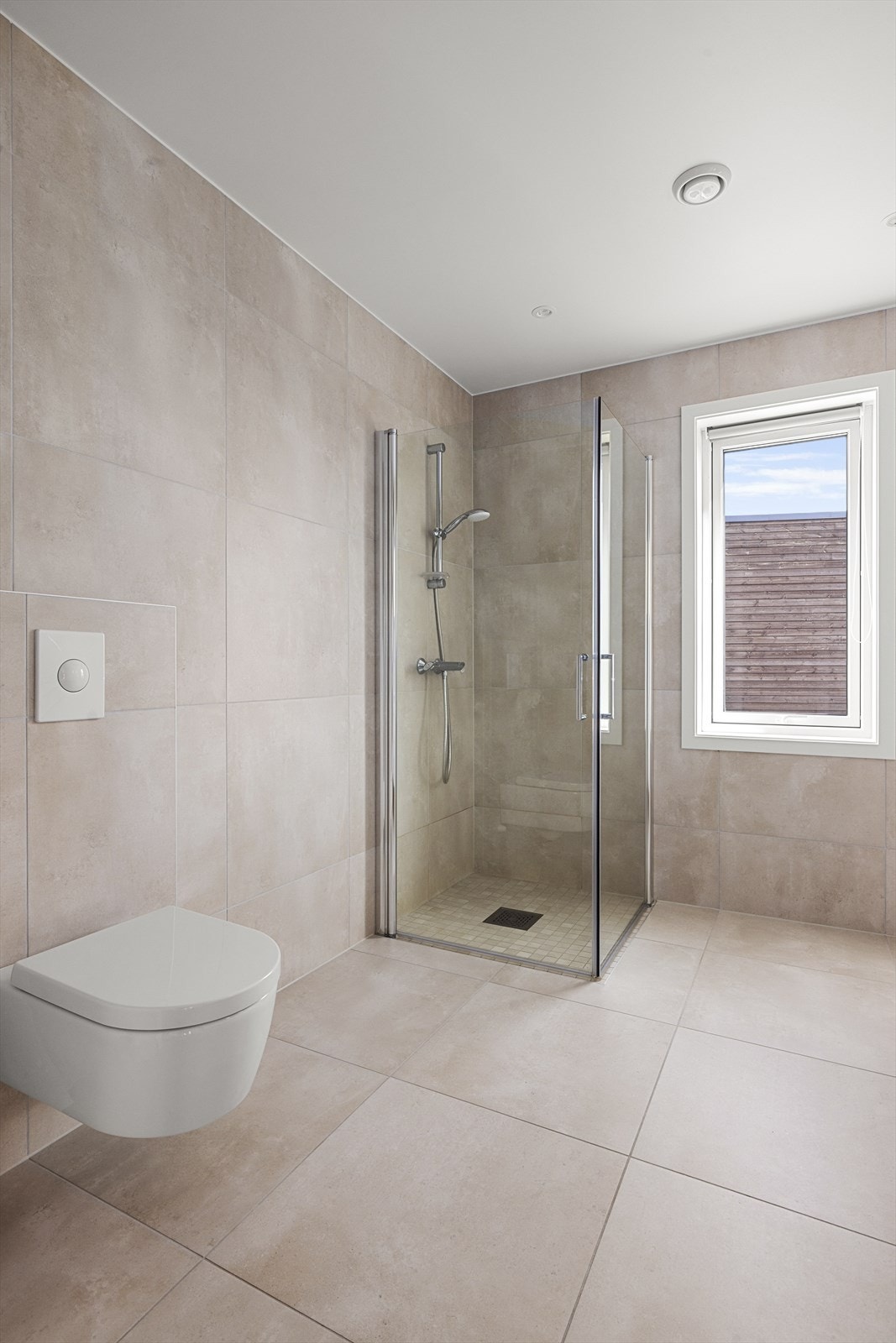 Flott bad med tidsriktige store fliser i delikat farge Galleribilde