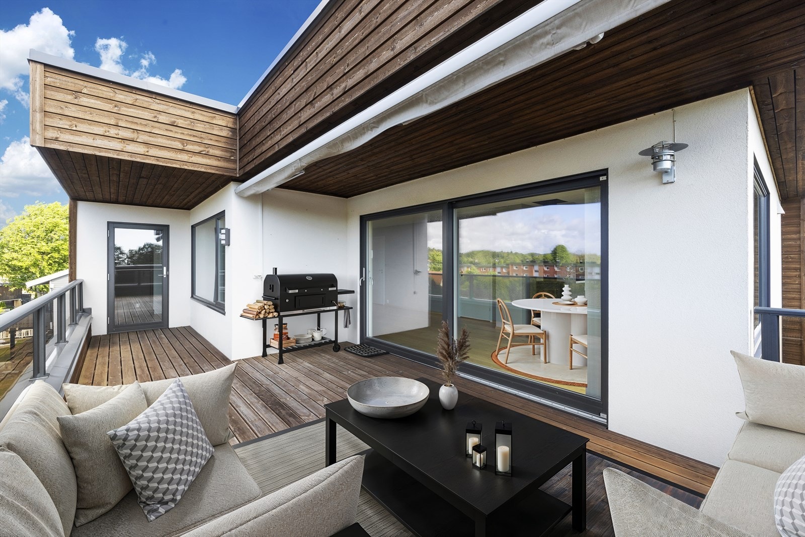 Stor delvis overbygget balkong med gode solforhold og fint utsyn - bildet er digitalt møblert Galleribilde