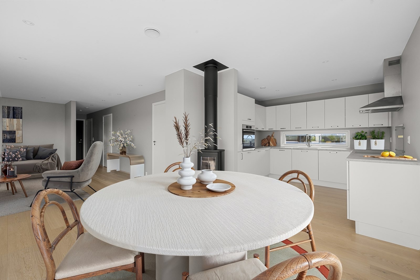 Stor og lys stue / spisestue med utgang til balkong - bildet er digitalt møblert Galleribilde