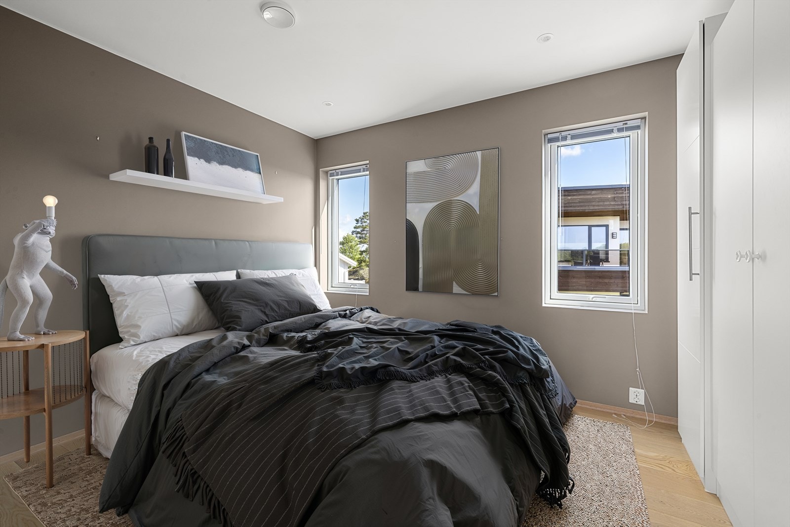 Romslig hovedsoverom med god garderobeplass - bildet er digitalt møblert Galleribilde