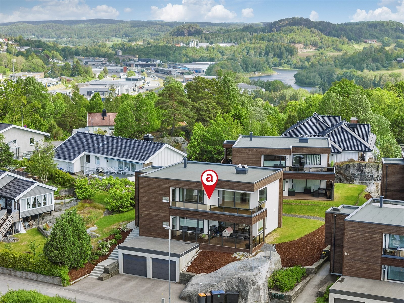 Fin beliggenhet med gode solforhold og fint utsyn sentralt på Hovland. Galleribilde