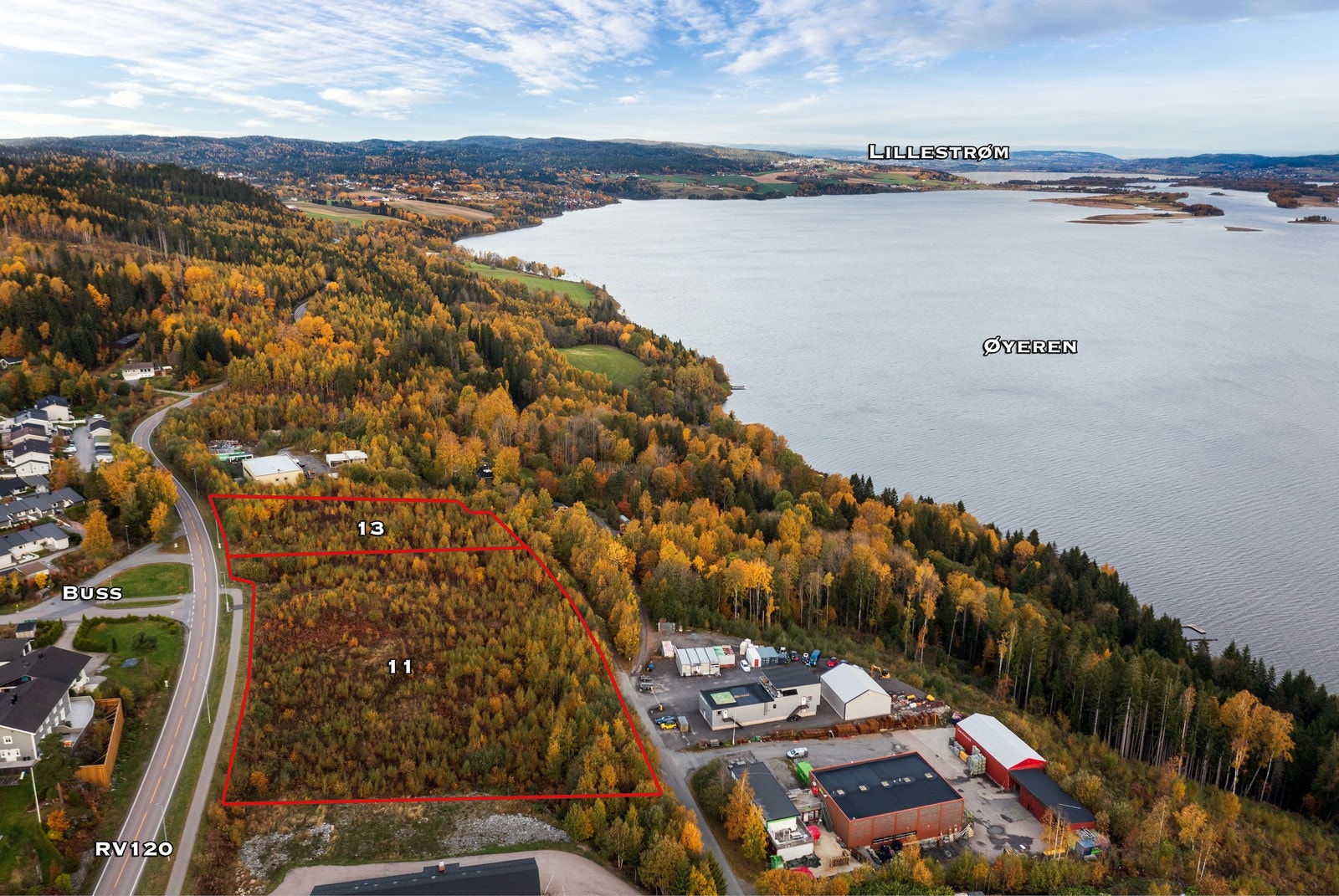 Tomten er skrånende og ikke opparbeidet per i dag. Fremstår med naturlig vegetasjon og skog. Eiendommen har normalt gode sol- og lysforhold. Galleribilde