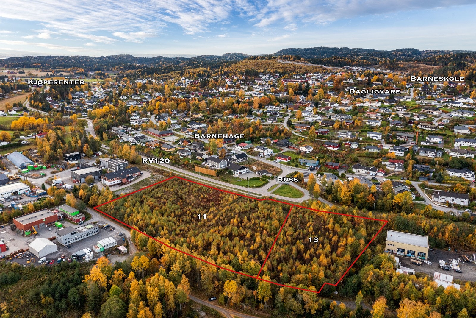 Eiendommen ligger inntil et etablert og attraktivt boligområde på Flateby i Enebakk kommune. Det er nærhet til offentlig kommunikasjon, daglivarehandel, flotte rekreasjonsområder og gode servicetilbud. Galleribilde