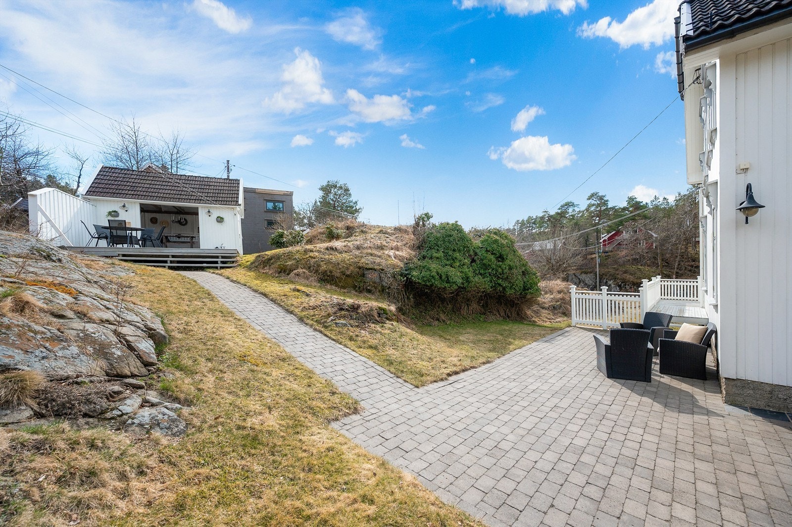 God plass for utemøblementer over ulike soner på tomten. Lettstelt og praktisk med belegningsstein rundt boligen. Galleribilde