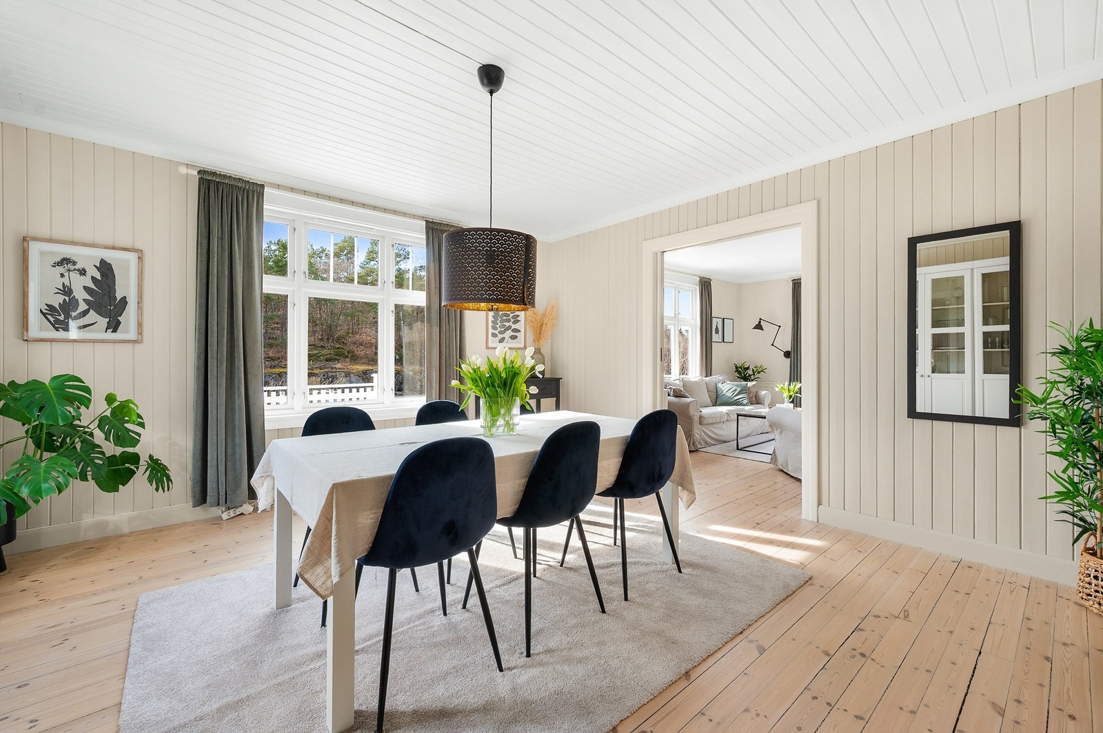 Stue i dag benyttet som spisestue. Stuen er tidløst og pent innredet hvor de sjarmerende gamle tregulvene er ivaretatt Galleribilde