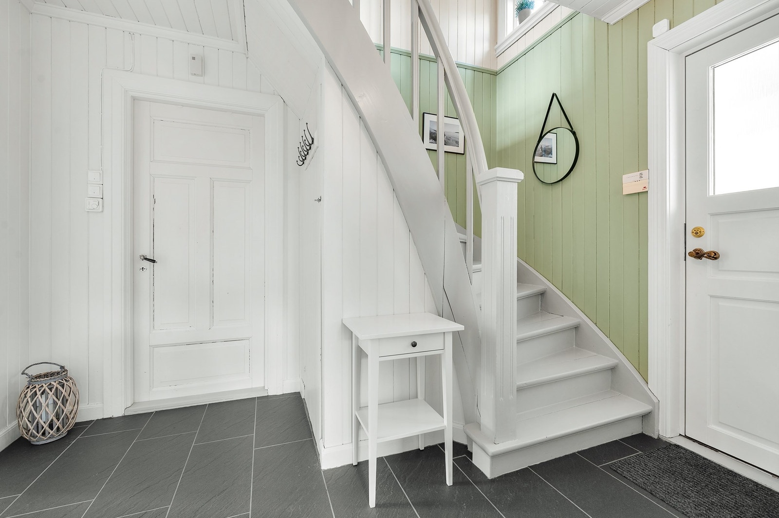 Hall med flislagt gulv og trapp til 2. etasje Galleribilde