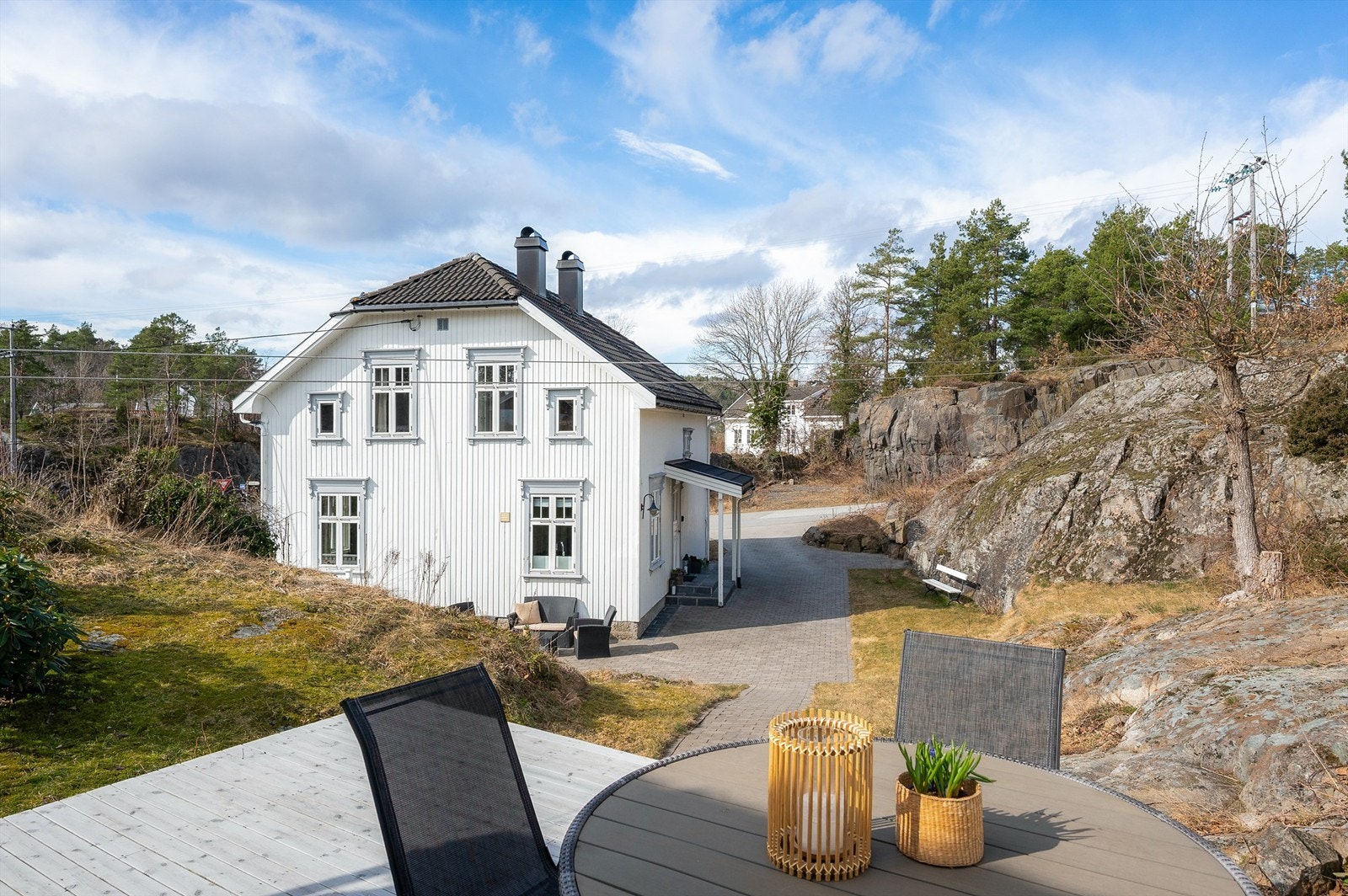 Terrasse på en høyde hvor man får fin kveldssol Galleribilde