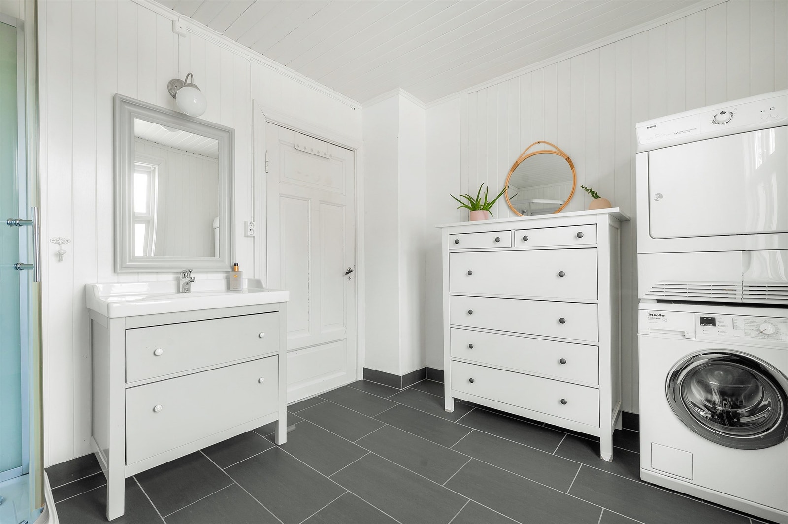 Romslig bad/vaskerom Galleribilde