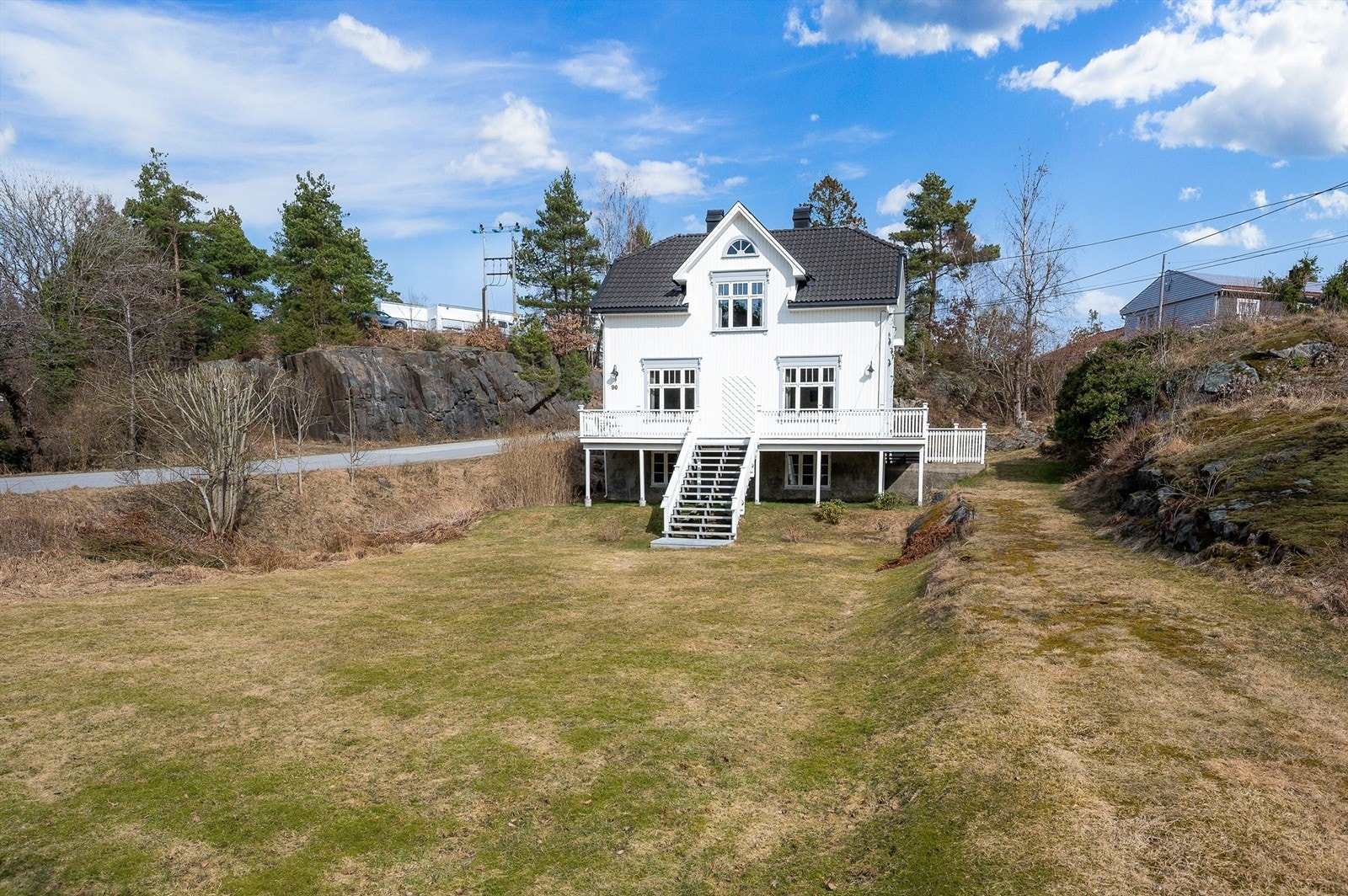 Godt med boltreplass i hagen på fremsiden av boligen Galleribilde