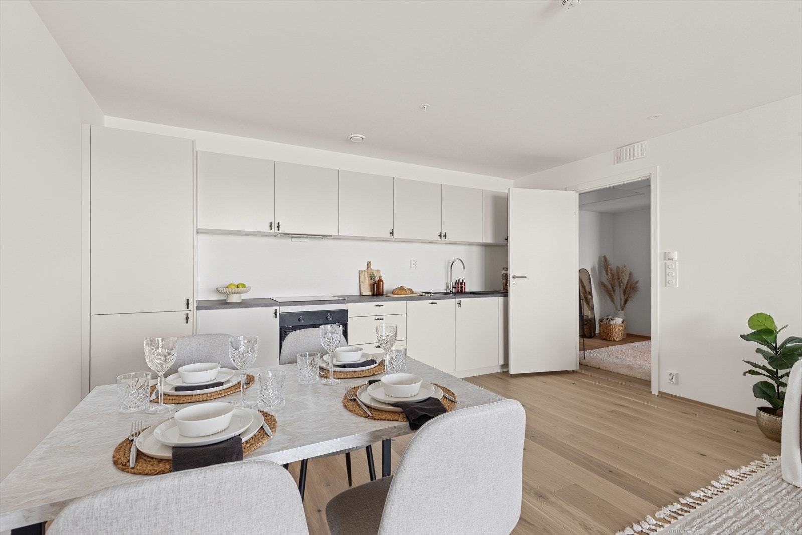 Kjøkkeninnredningen med hvitevarer er fra 2025. Galleribilde