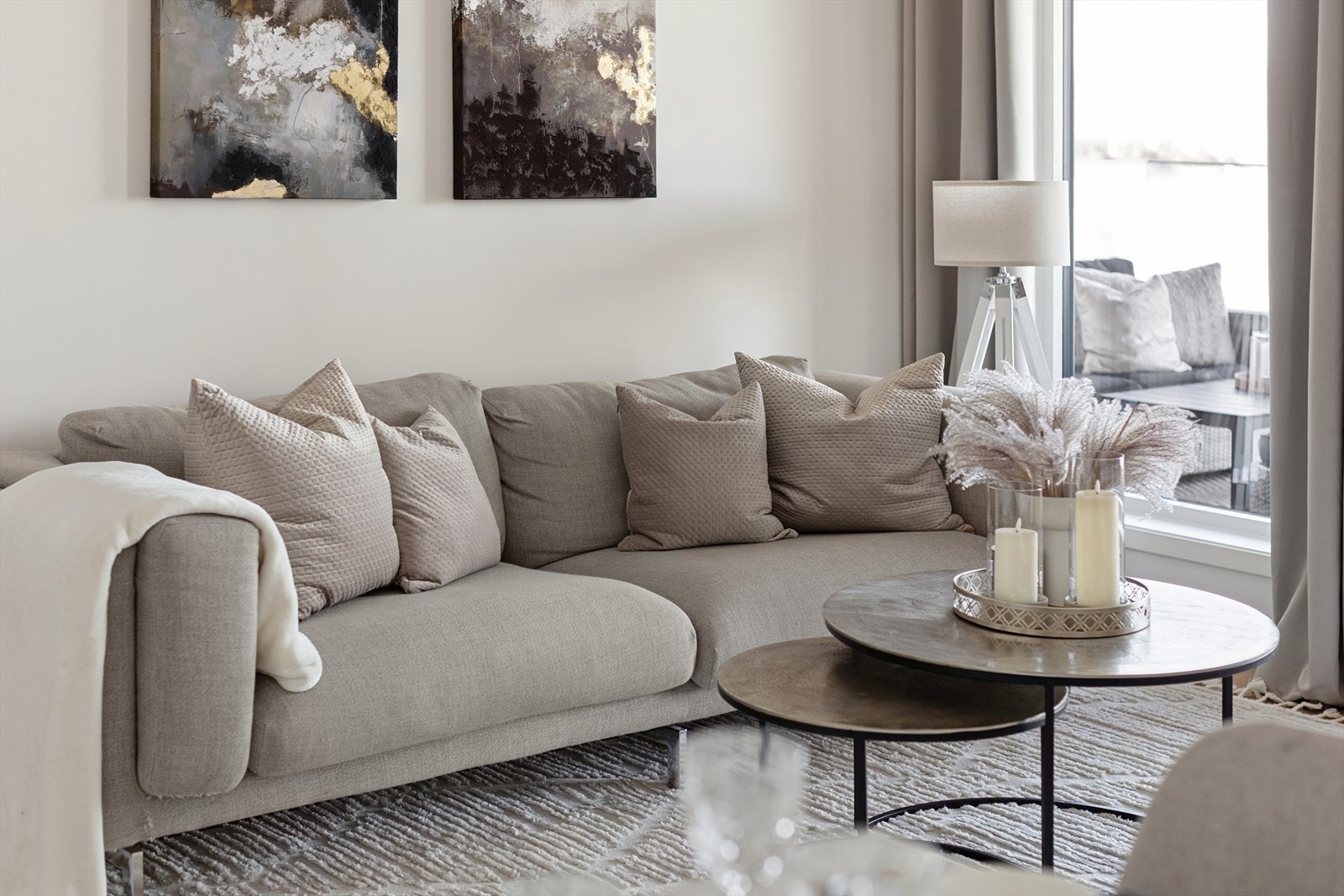 Leiligheten ligger i populært boligområde på Spro, med umiddelbar nærhet til sjøen. Området er veletablert og idyllisk med lite trafikk som gjør nabolaget trygt og barnevennlig. Galleribilde