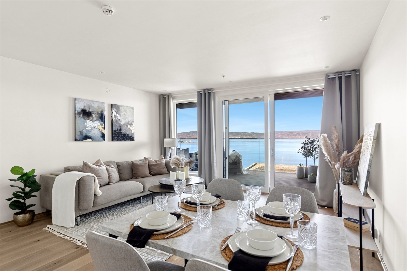 Stuen er lys og åpen, med slettmalte lyse vegger og pen parkett på gulv. I stuen er det god plass til å møblere etter eget ønske for å skape den stuen du selv ønsker. Galleribilde