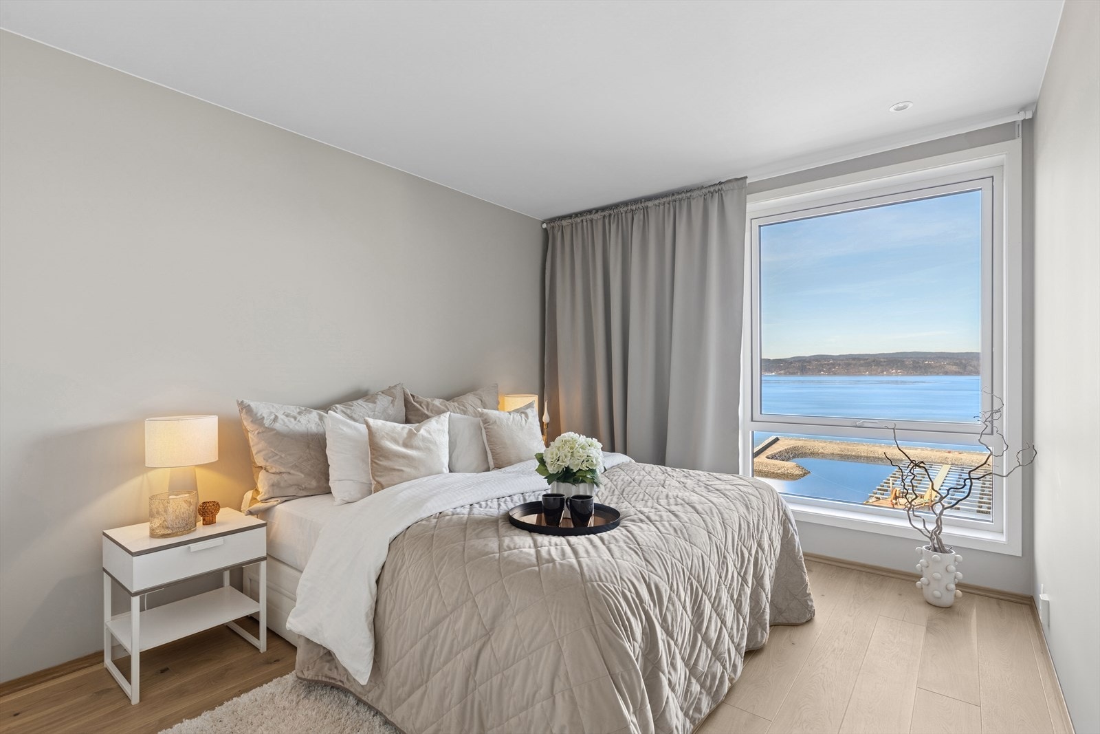 Videre byr leiligheten på to soverom. Begge soverommene har god plass til seng med tilhørende møblement. Galleribilde