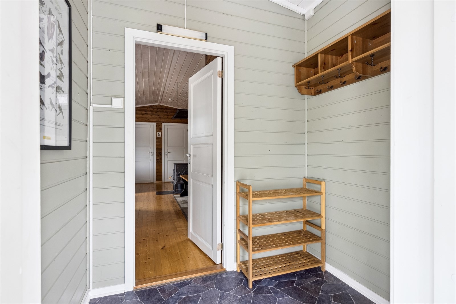 Entré med plass til yttertøy og sko Galleribilde