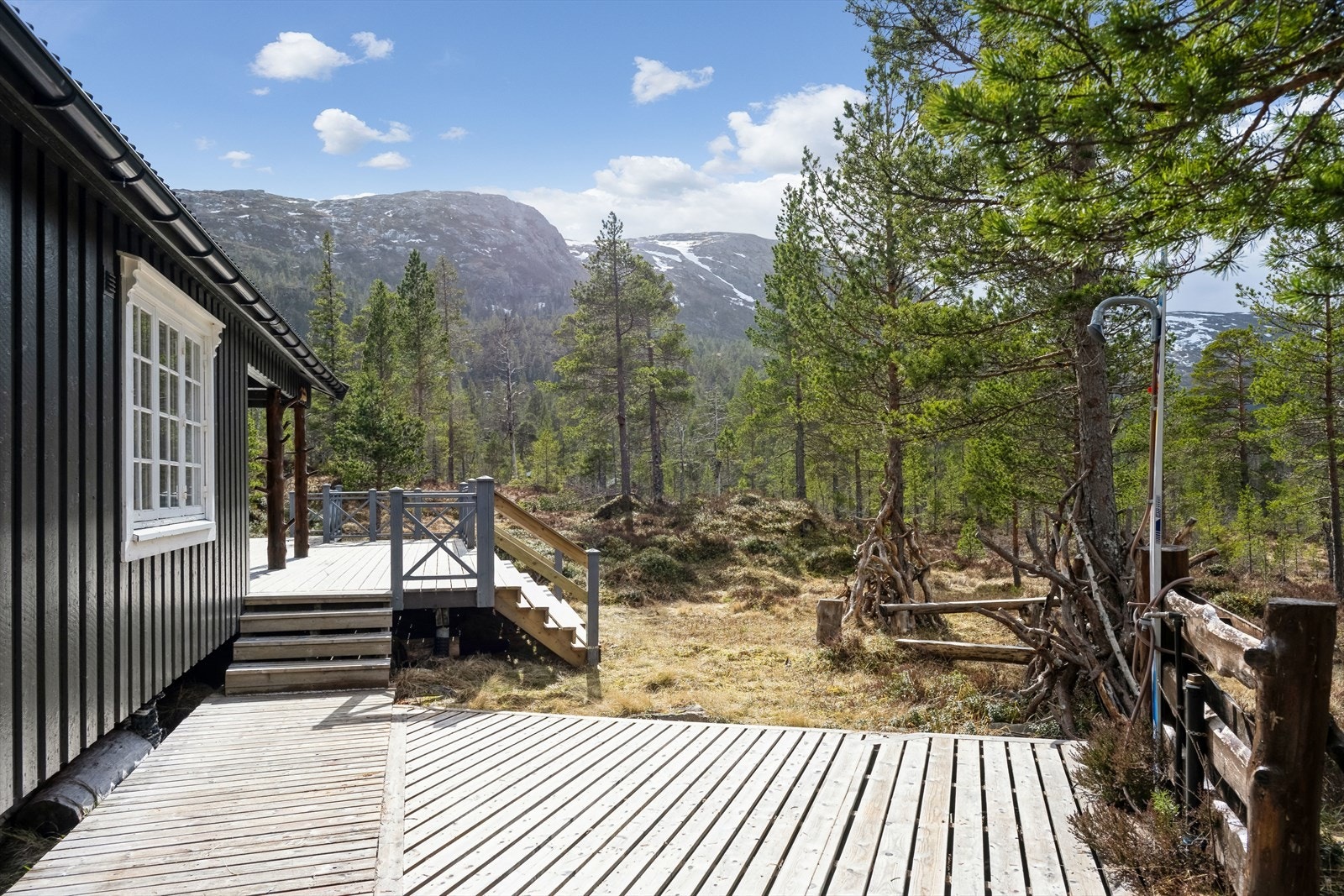 Hytta er omgitt av flott natur og gir ekte hyttestemning. Galleribilde