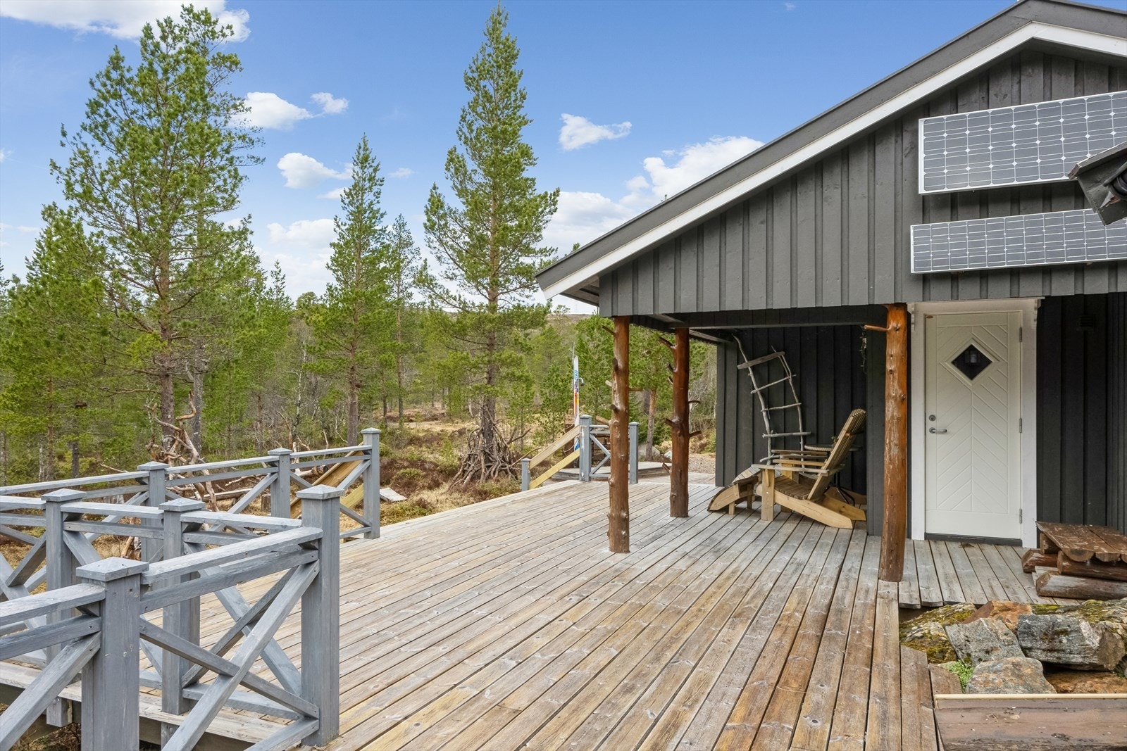 Romslig terrasse med gode solforhold Galleribilde