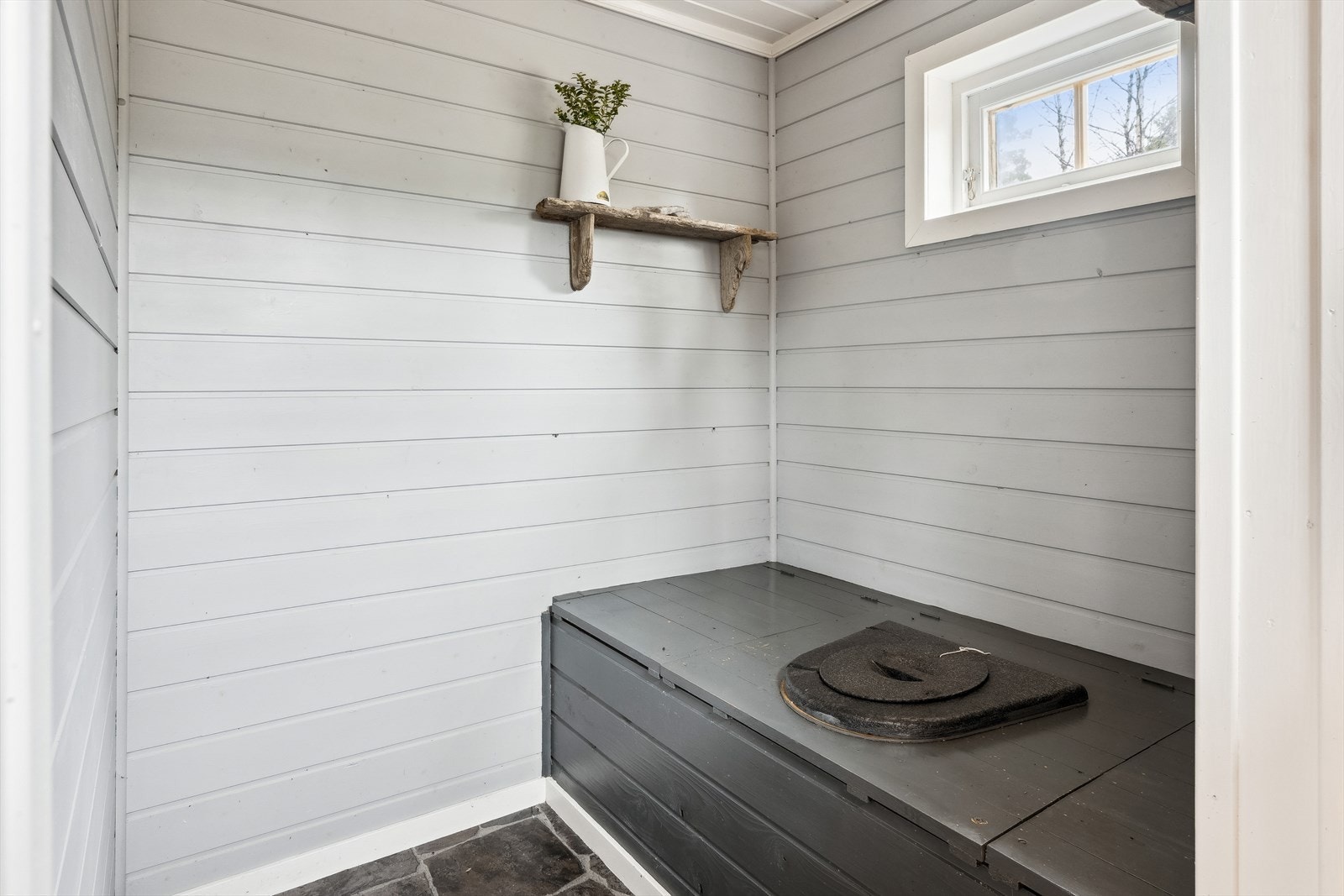 Eget utedo i tilknytning til uthus. Galleribilde