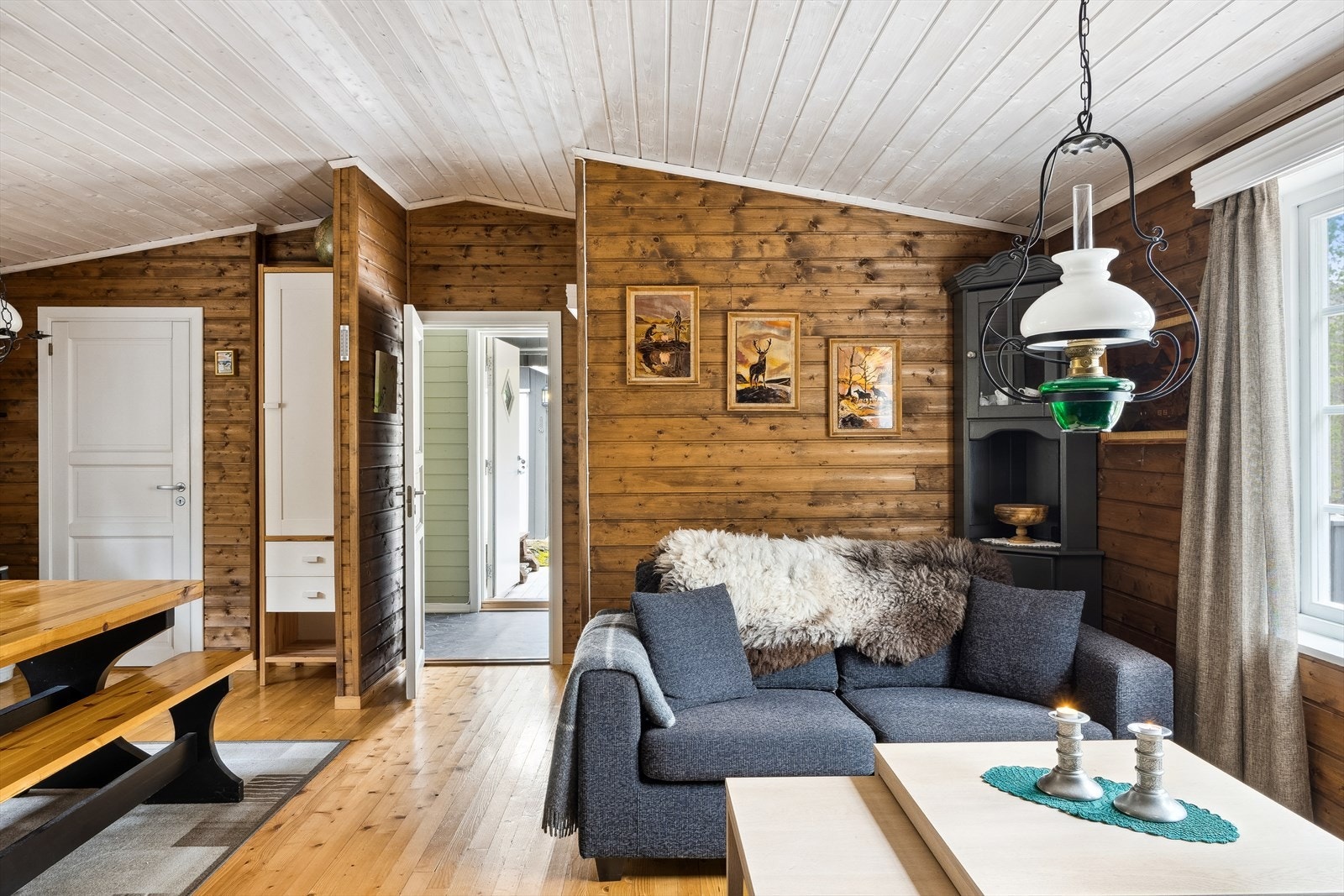 Koselig stue med fine soner og gode vindusflater Galleribilde