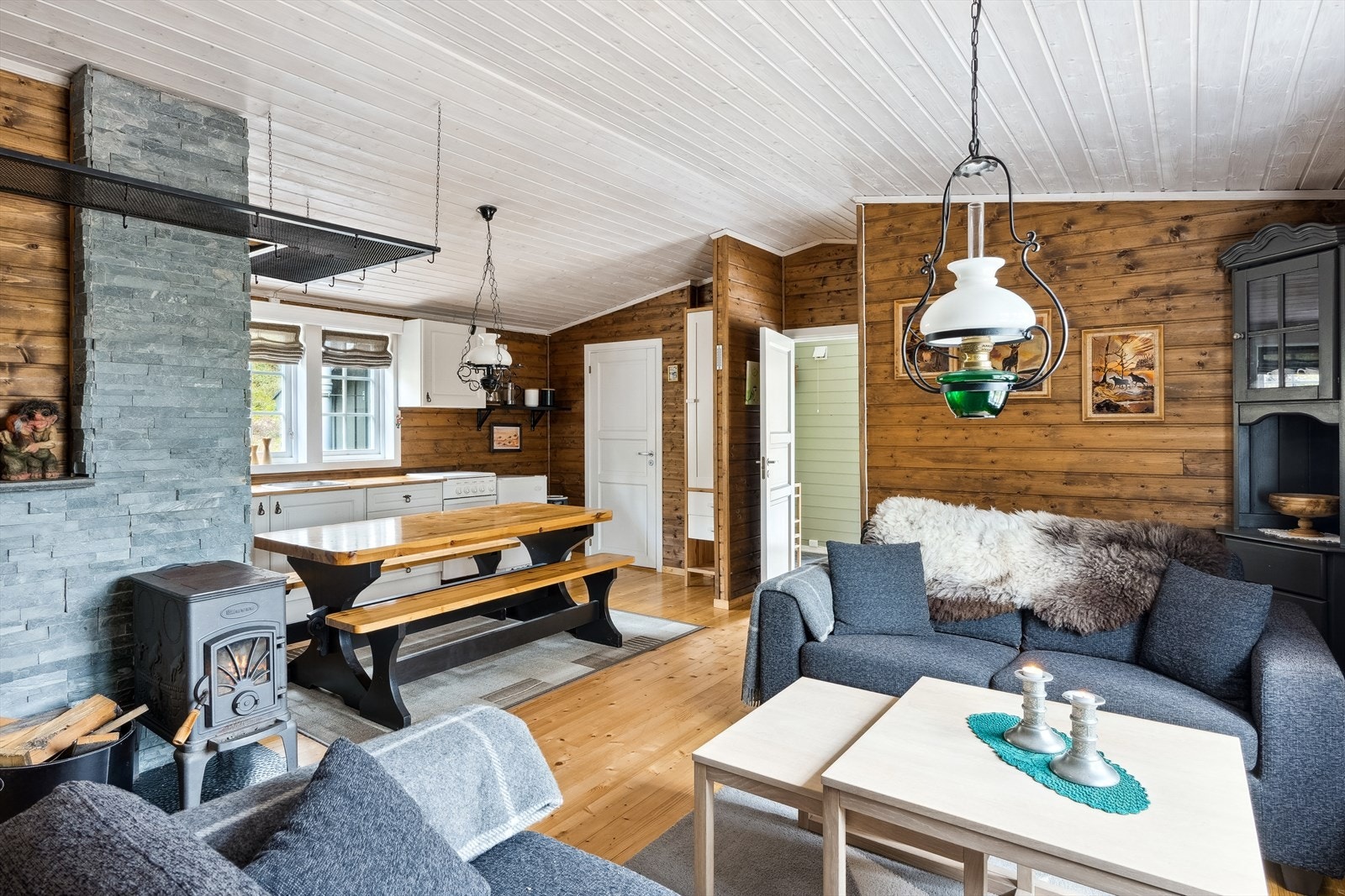 Fin stue med plass til både sofa og spisebord Galleribilde