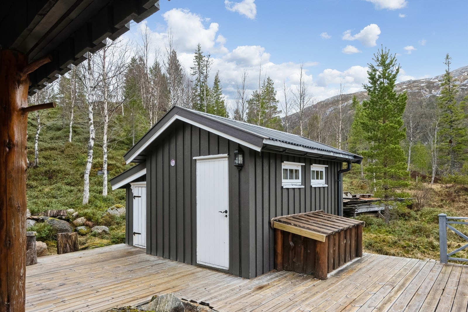 Uthus med bodplass og utedo Galleribilde