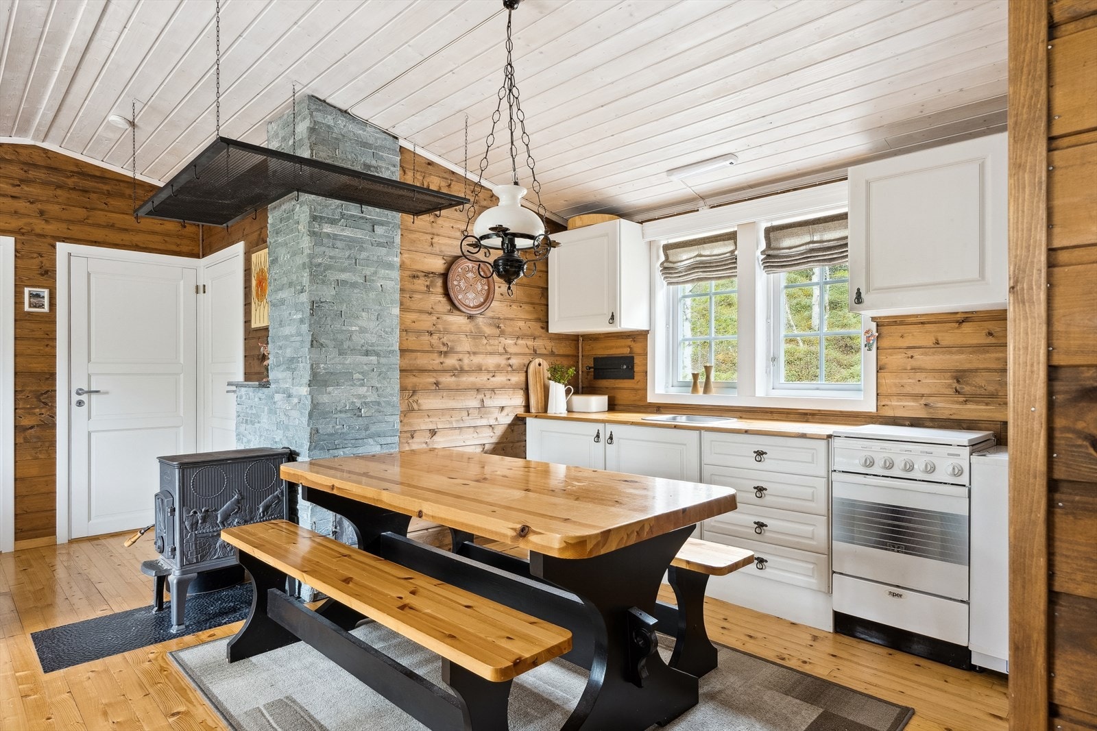 Praktisk hyttekjøkken med god spiseplass Galleribilde