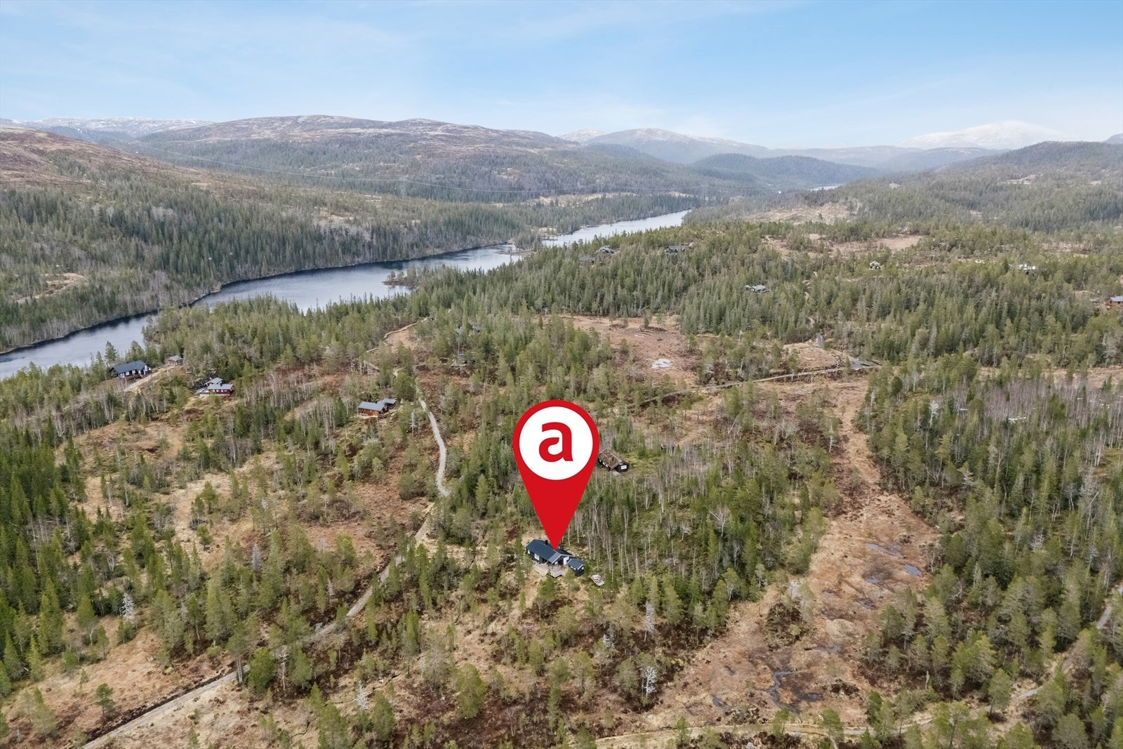 Fra eiendommen kan man på sommer og vinters tid ta seg inn til flere fine fiskevann og fjellområder Galleribilde