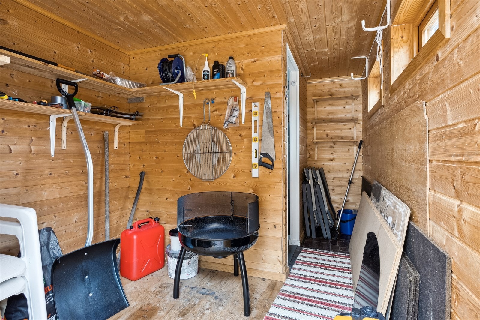 Uthus med rikelig lagringsplass til hyttebruk. Galleribilde