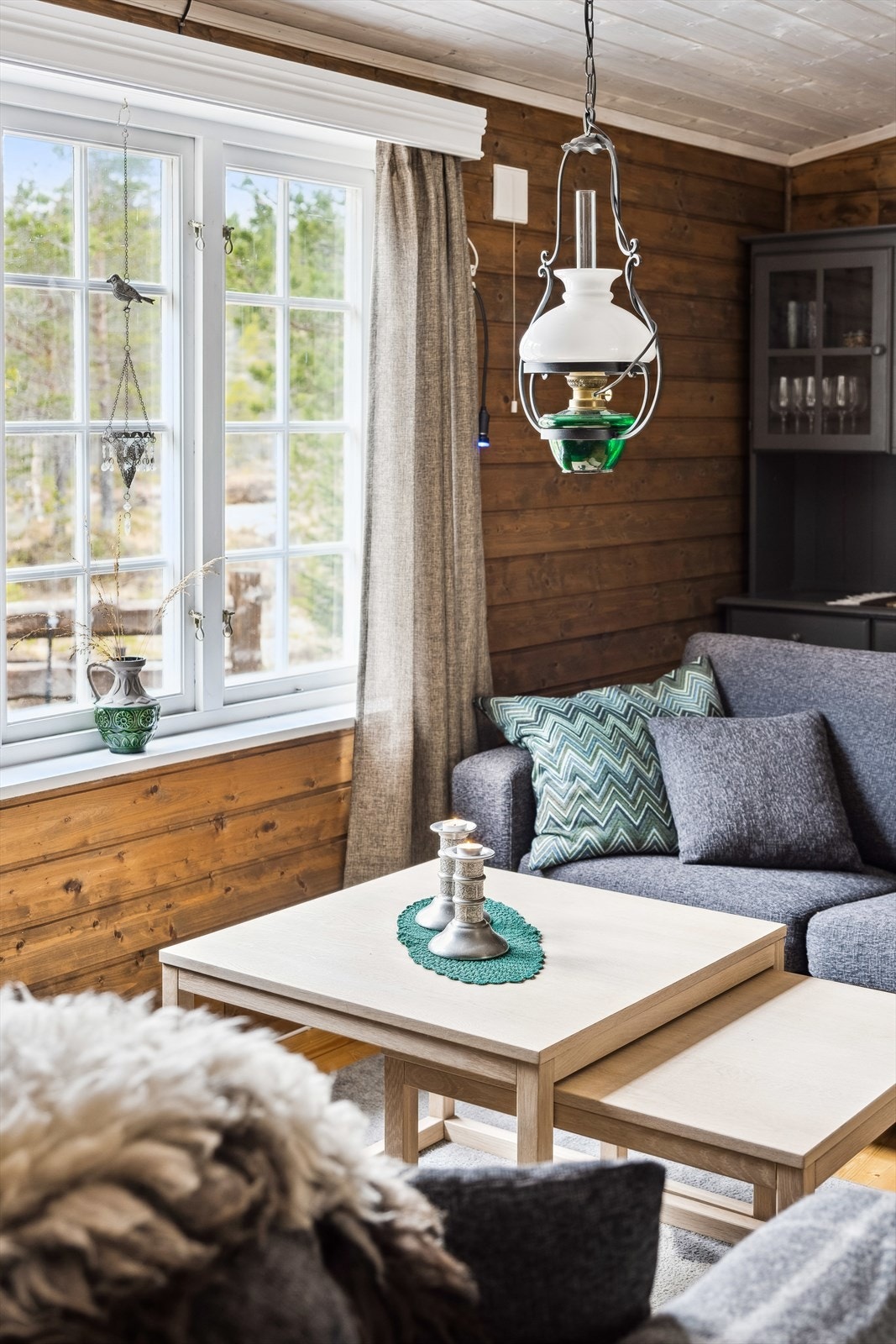 Store vindusflater gir godt lys Galleribilde