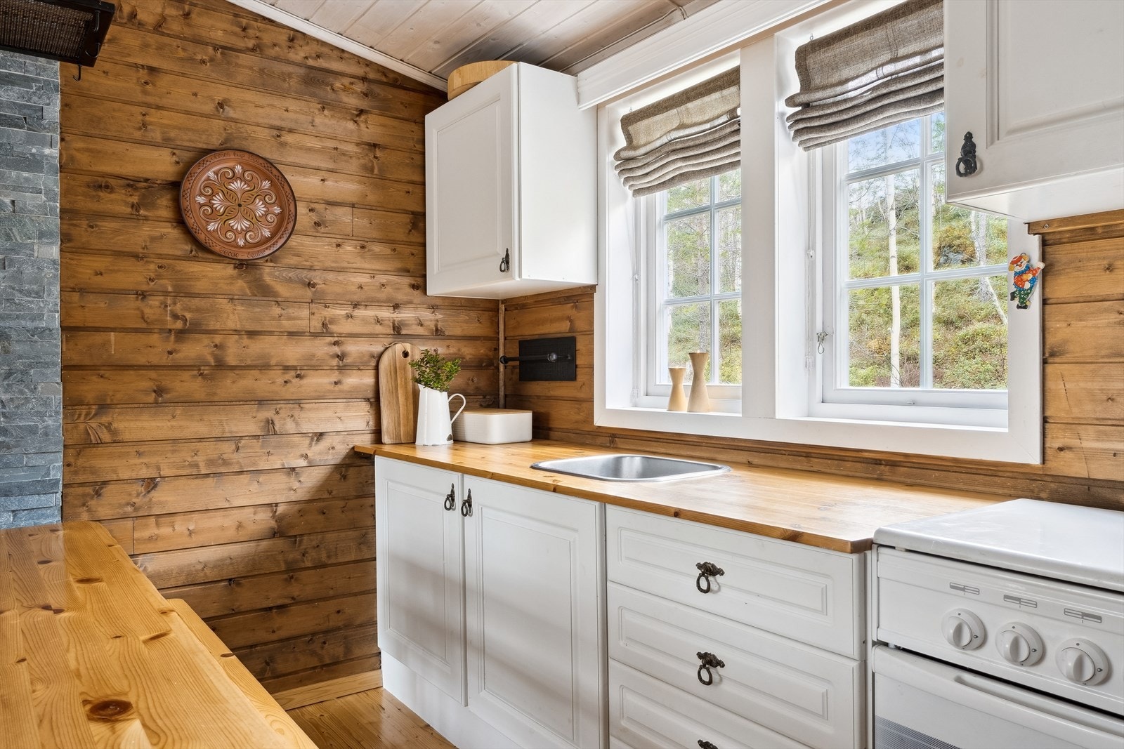 Oppusset pent kjøkken med gassovn. Galleribilde