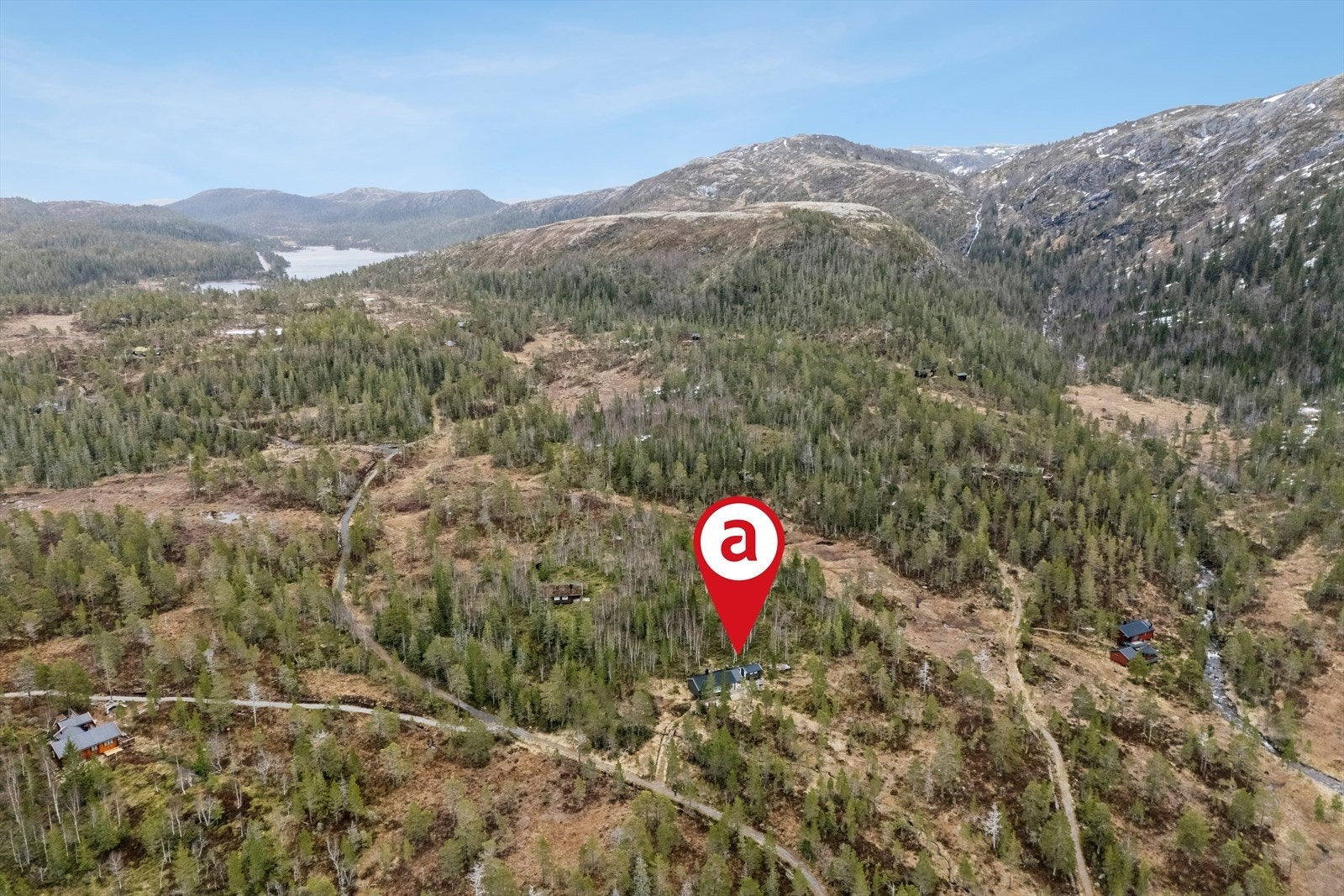 Dronebilde som viser eiendommens fine plassering i terrenget. Galleribilde