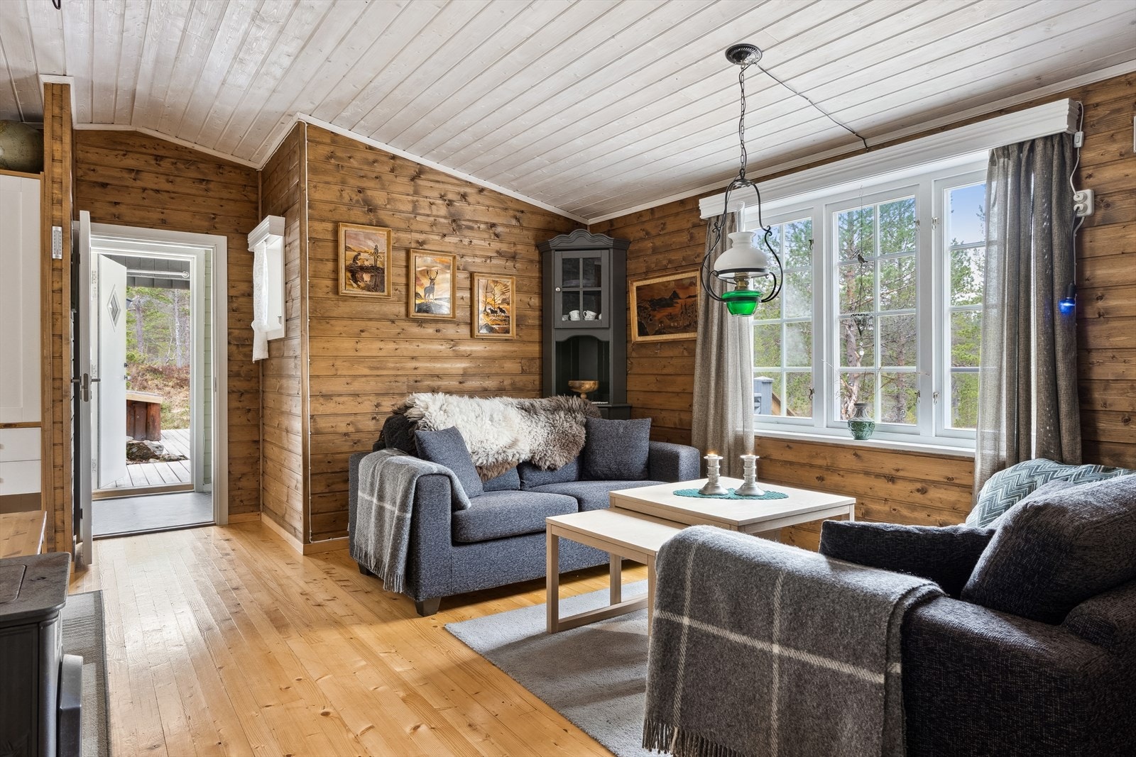 Velkommen inn - Inne i hytta blir man møtt av en trivelig stue med store vindusflater Galleribilde