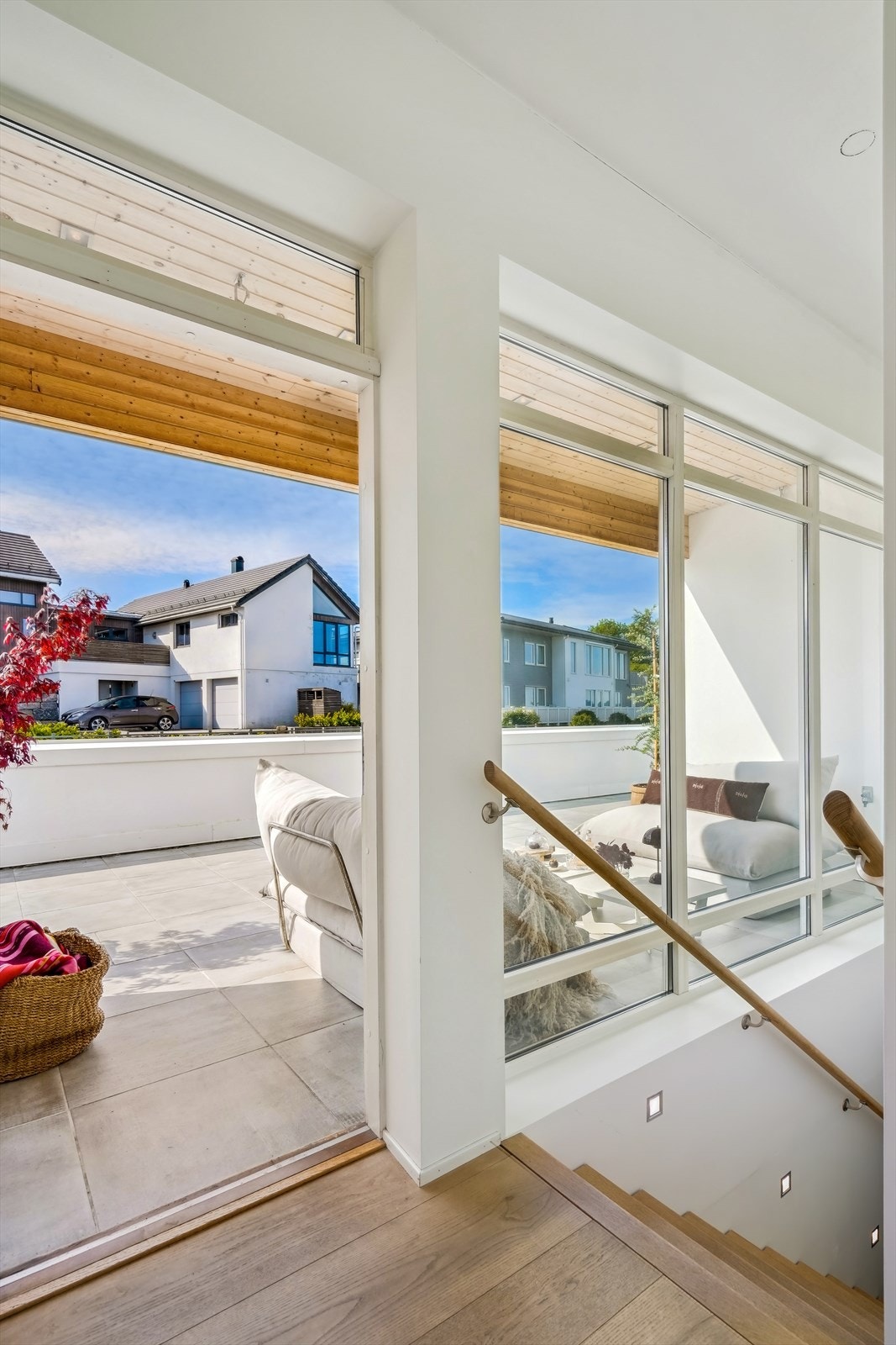 Nå beveger vi oss opp i 2. etasjen. Gang/trapperom med utgang til takterrasse. Flott innvendig trapp fra Stryntrappa i eik med belysning og håndløpere i eik Galleribilde