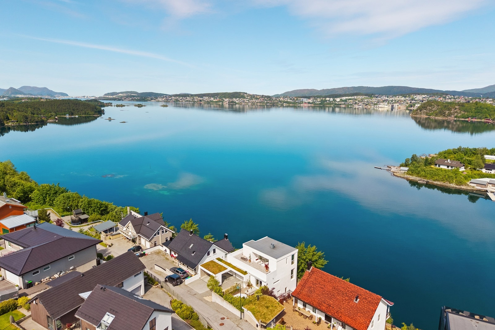 Stor arkitekttegnet enebolig med unik beliggenhet og nydelig utsikt ved sjøen Galleribilde