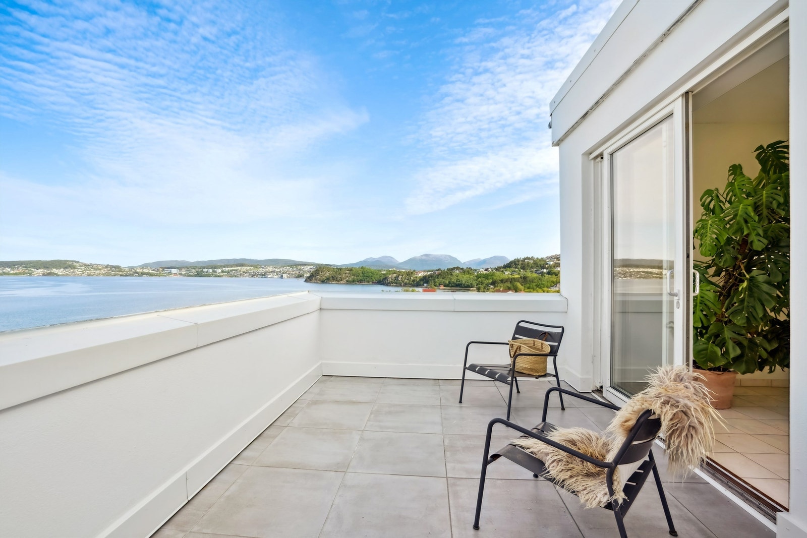 Deler av takterrassen mot nordvest og med utgang fra bad. Praktfull utsikt og solnedganger. Stor skyvedør og denne delen av terrassen er et yndet sted på nyttårsaften Galleribilde