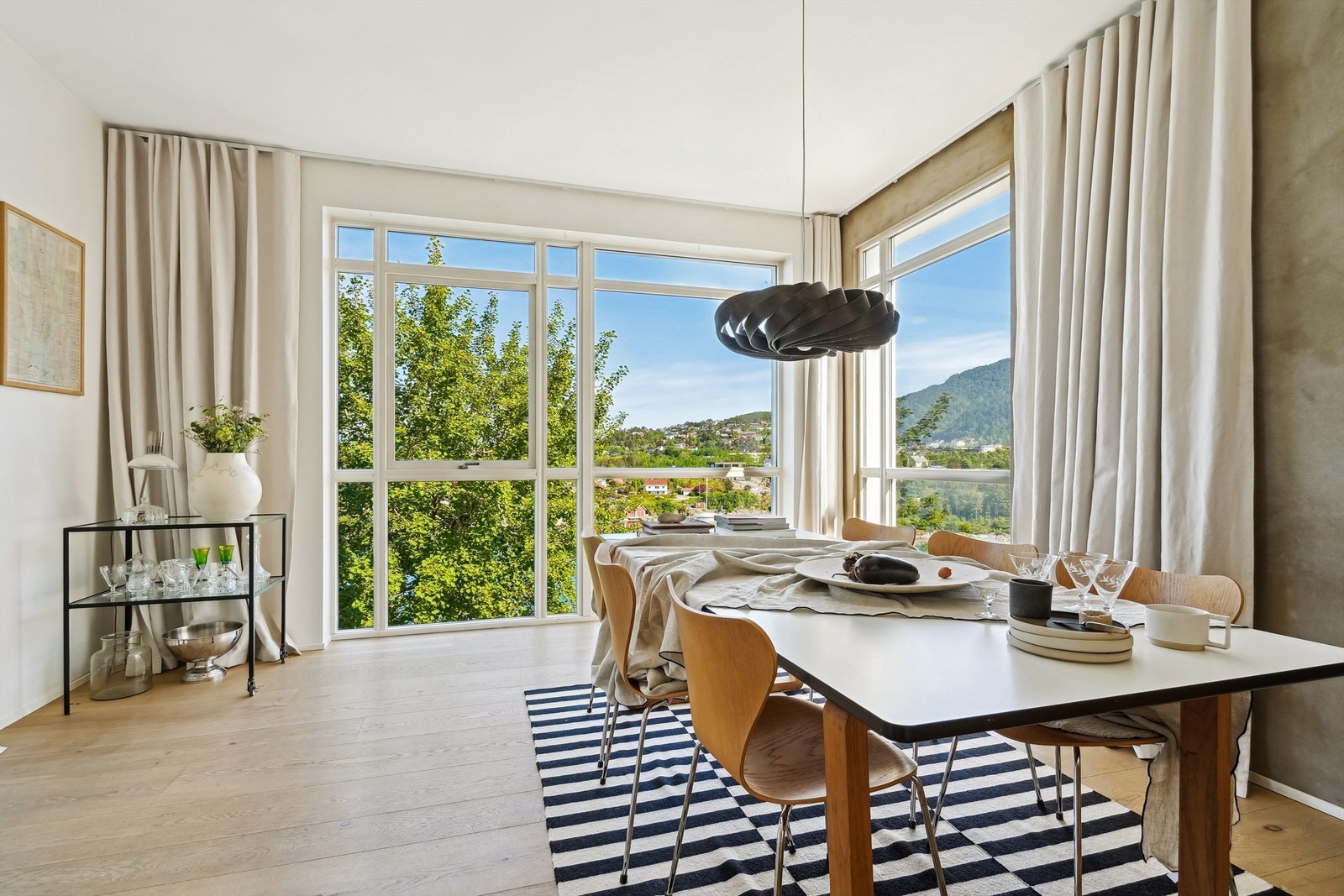 Stor spisestue med god plass til hyggelig sosialt samvær. Her kan man nyte gode måltider, samtidig som man nyter den flotte utsikten Galleribilde