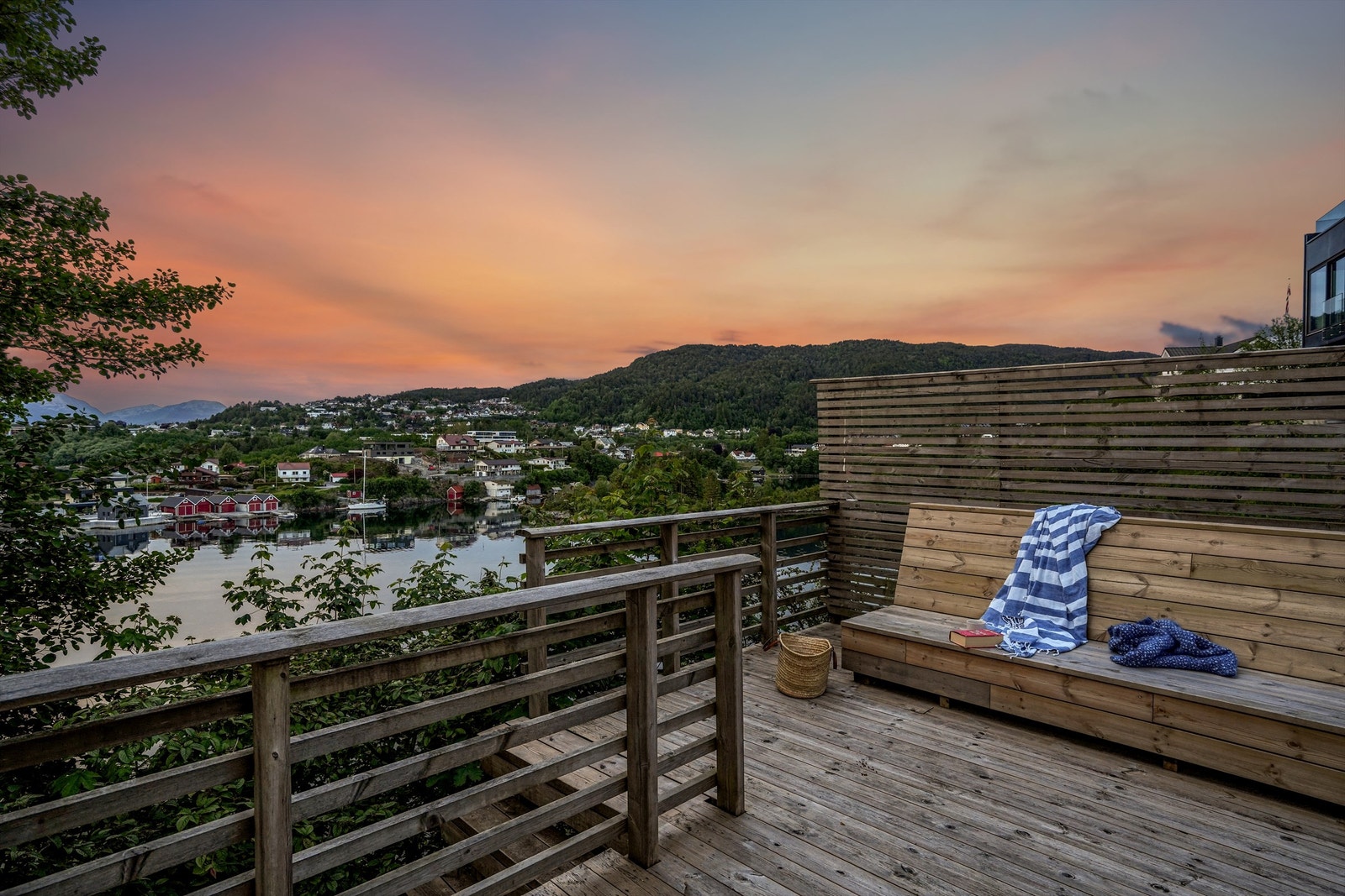 Stor terrasse i tre mot nord nede med trapp til friområde ved sjøen Galleribilde