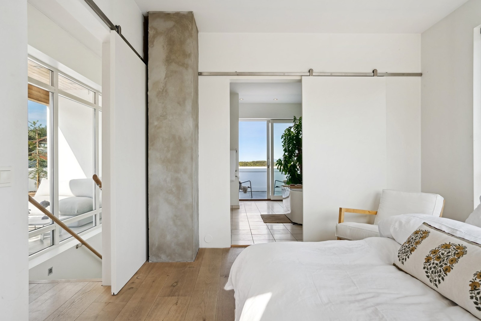 Fra hovedsoverommet er det to skyvedører. En til bad og en til gang/trapperom. Herfra er det adkomst til takterrassen Galleribilde