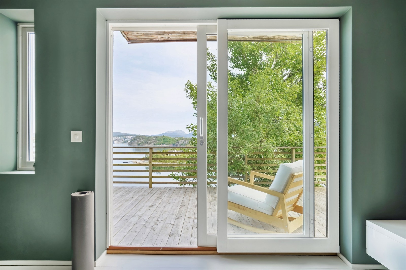 Fra stuen i underetasjen er det skyvedører ut til terrassen hvor man kan nyte ettermiddags- og kveldssol med flotte solnedganger Galleribilde